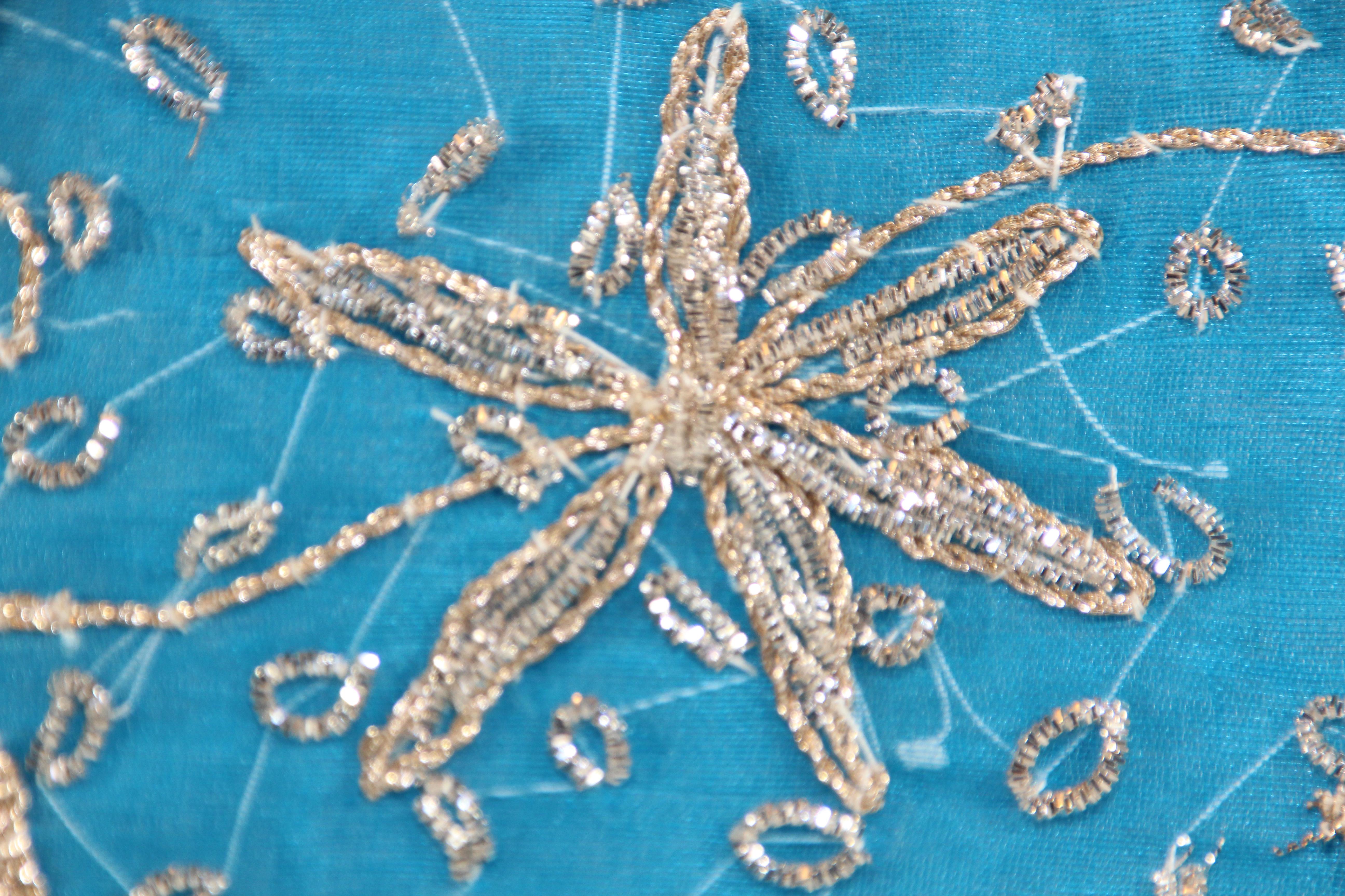 Tissu Coussin décoratif mauresque turquoise orné de paillettes et de perles en vente