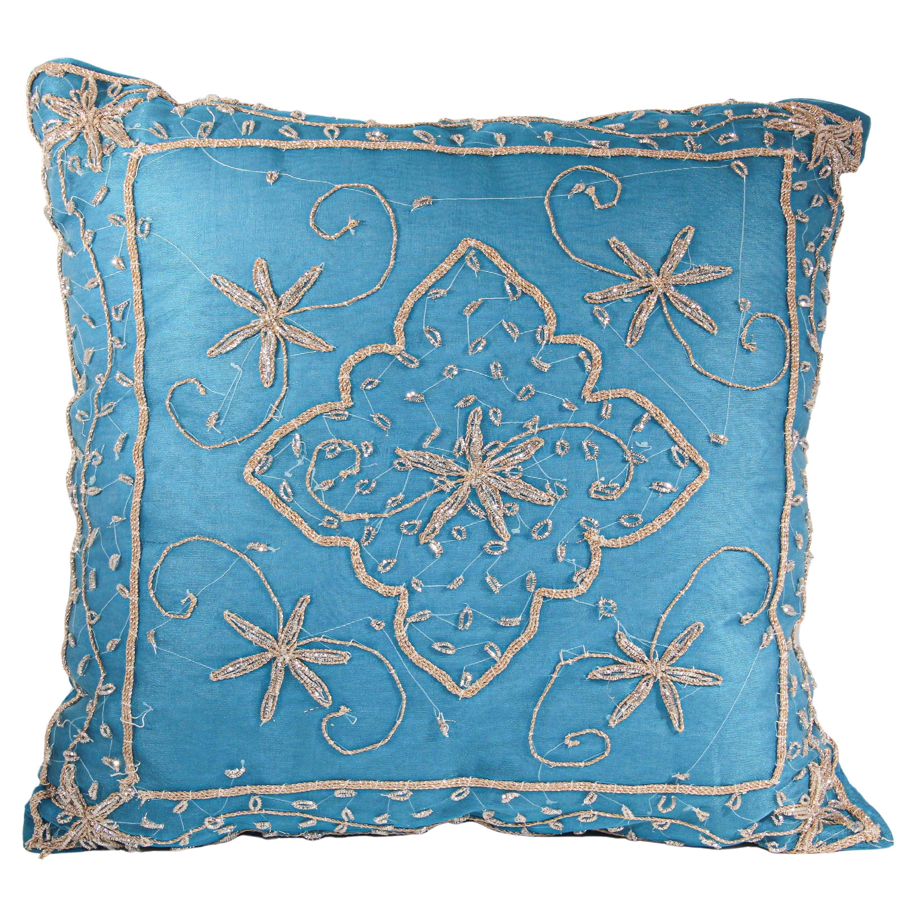 Coussin décoratif mauresque turquoise orné de paillettes et de perles