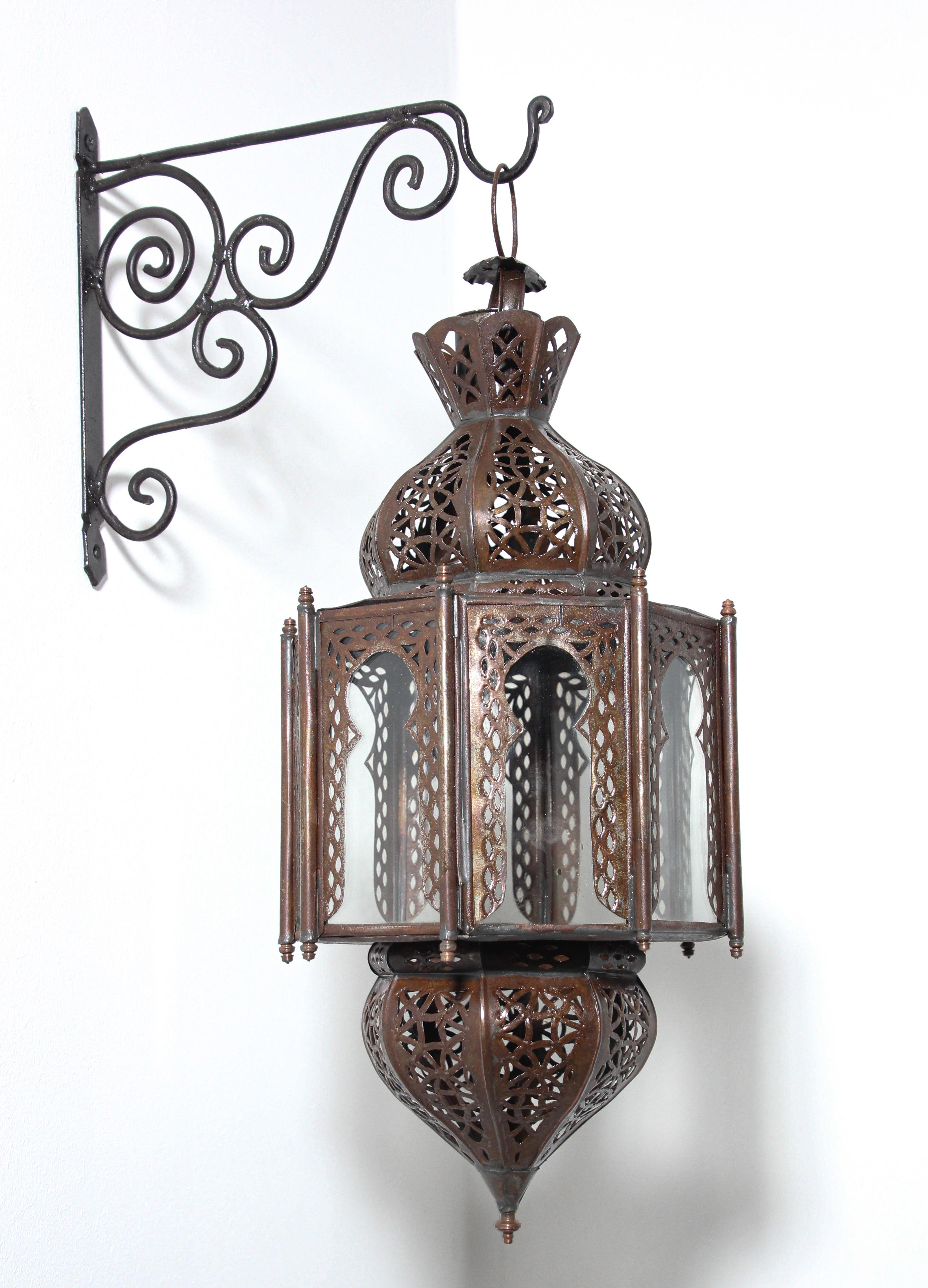 Moroccan Moorish metal and clear glass lantern.
Moroccan lantern in octagonal shape with rust color metal finish and clear glass.
The top and bottom with open metal work with Moorish design.
Moroccan lighting will cast light on the walls with pretty