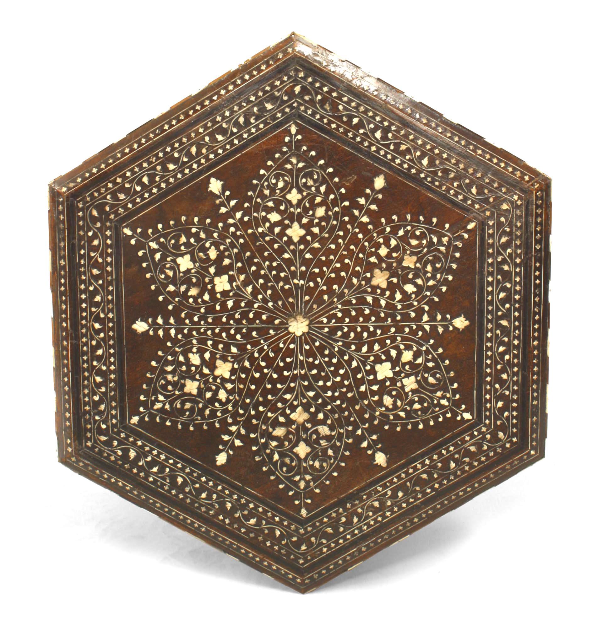 Pedestal octogonal de Oriente Medio (s. XIX / XX), de nogal y con incrustaciones, con 3 patas.