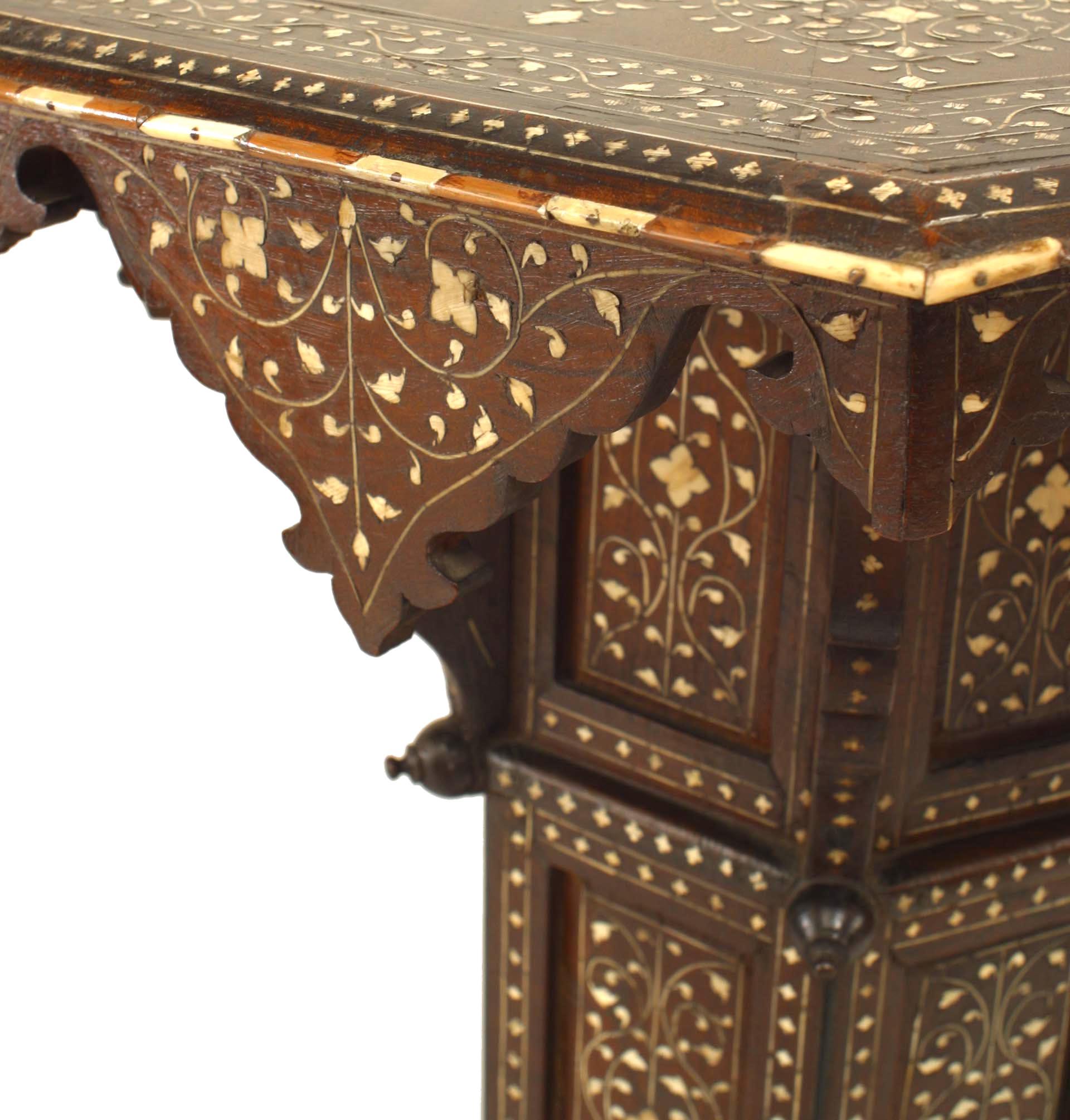 Nogal morisco y pedestal Morisco en venta
