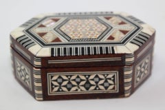 Boîte hexagonale blanche mauresque avec marqueterie de mosaïque incrustée