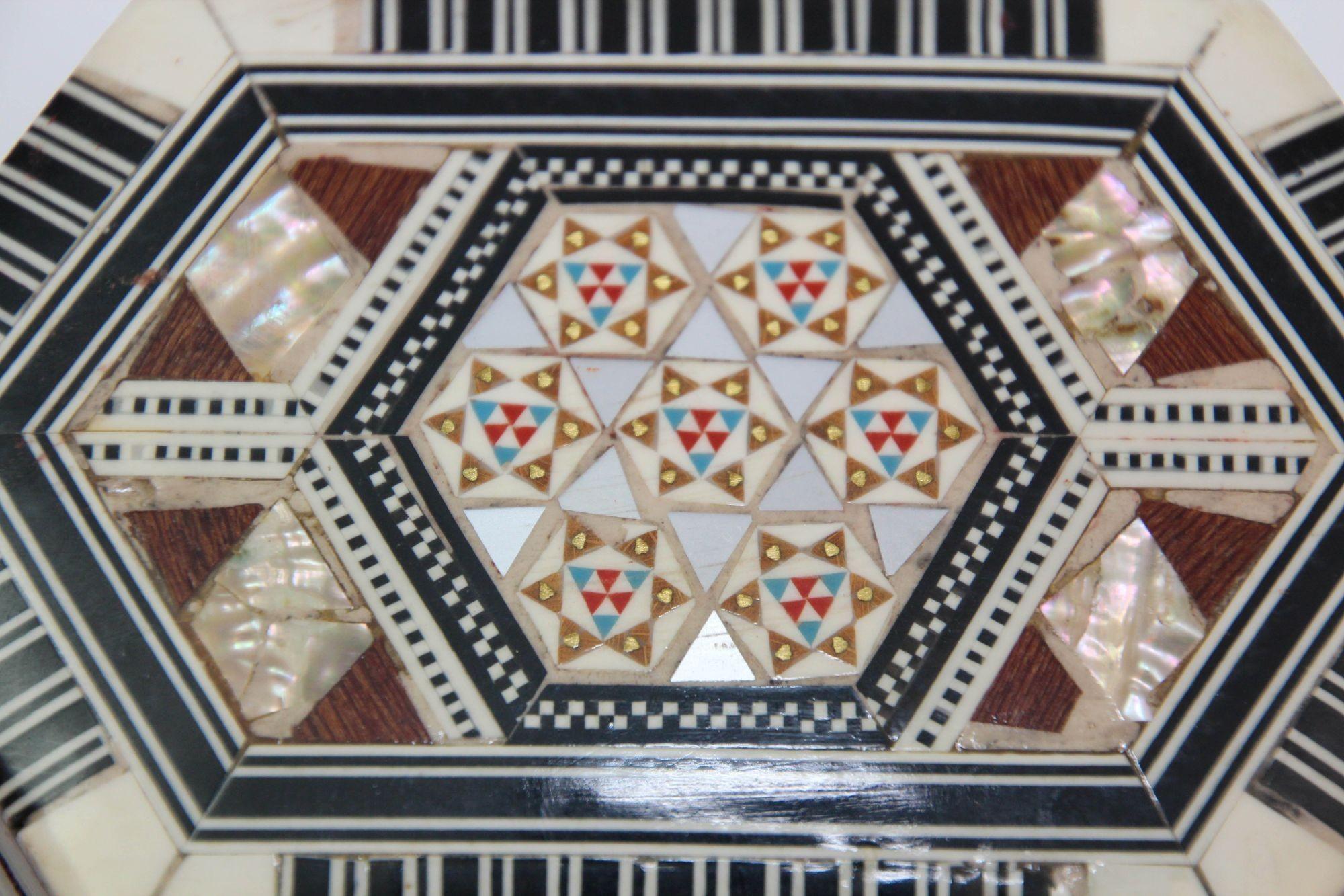 Scatola esagonale bianca moresca con intarsio a mosaico in vendita 1