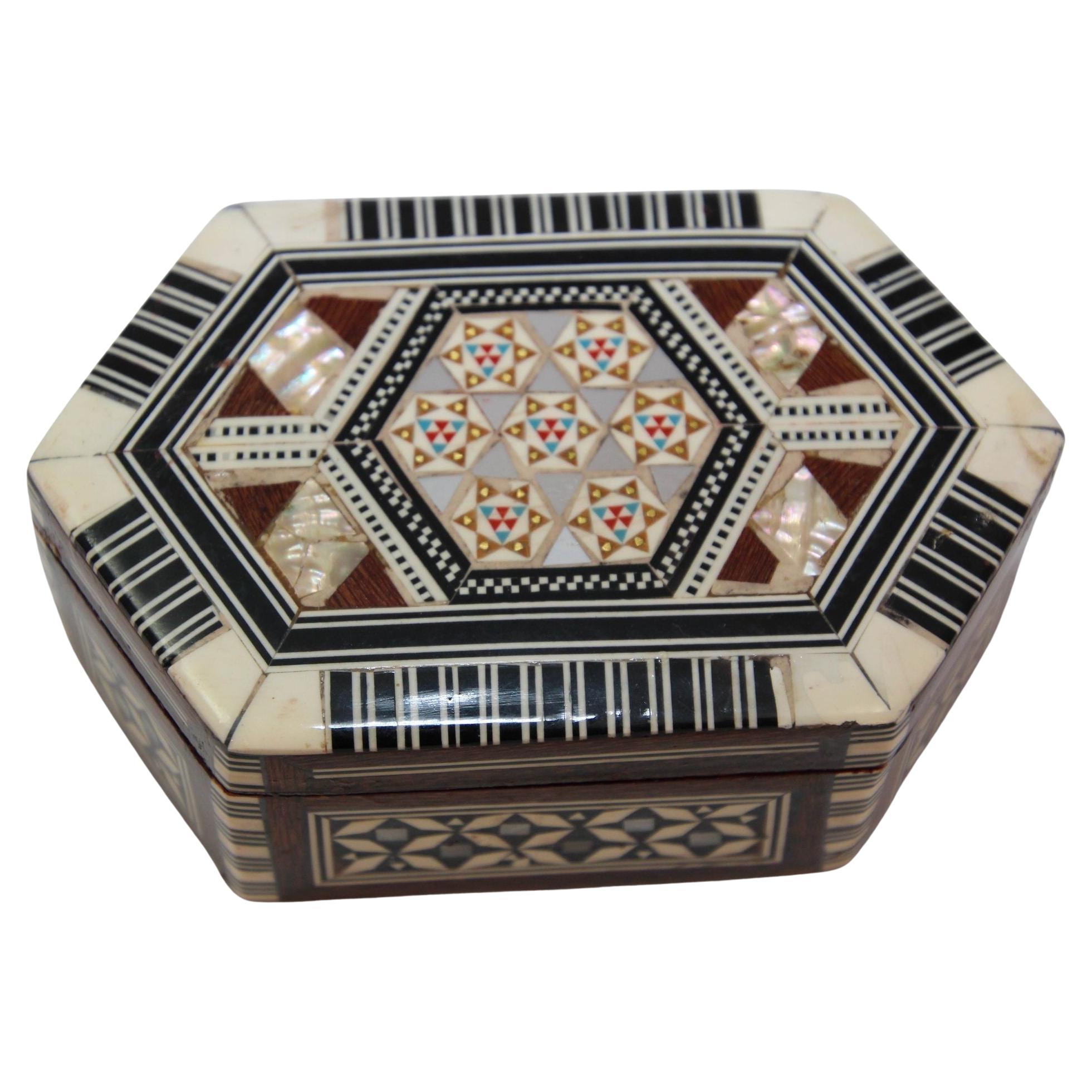 Caja hexagonal blanca morisca con marquetería de mosaico incrustado