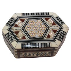 Caja hexagonal blanca morisca con marquetería de mosaico incrustado