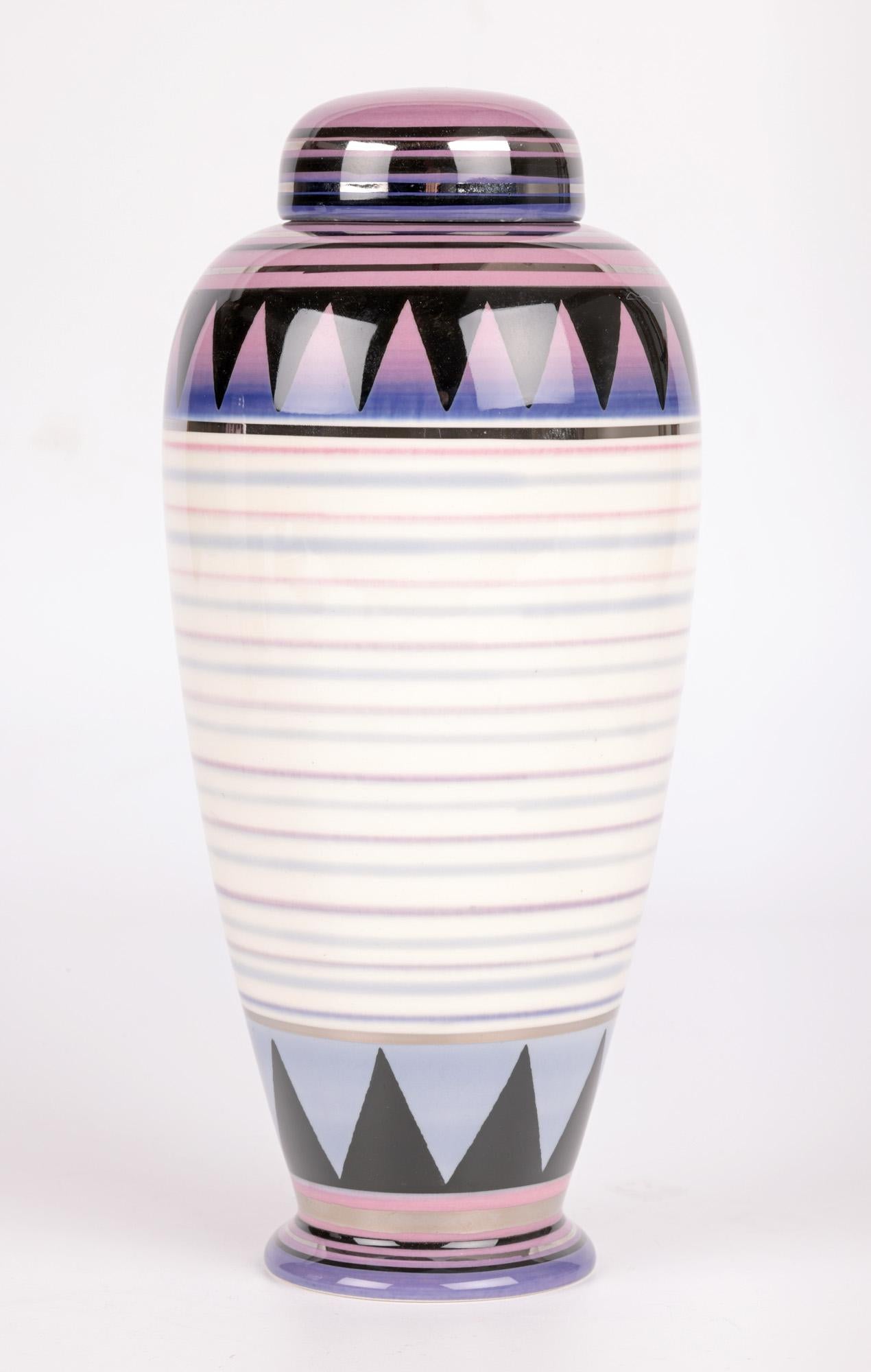 Moorland Pottery Paar keramische Vasen mit Deckeln   (Ende des 20. Jahrhunderts) im Angebot