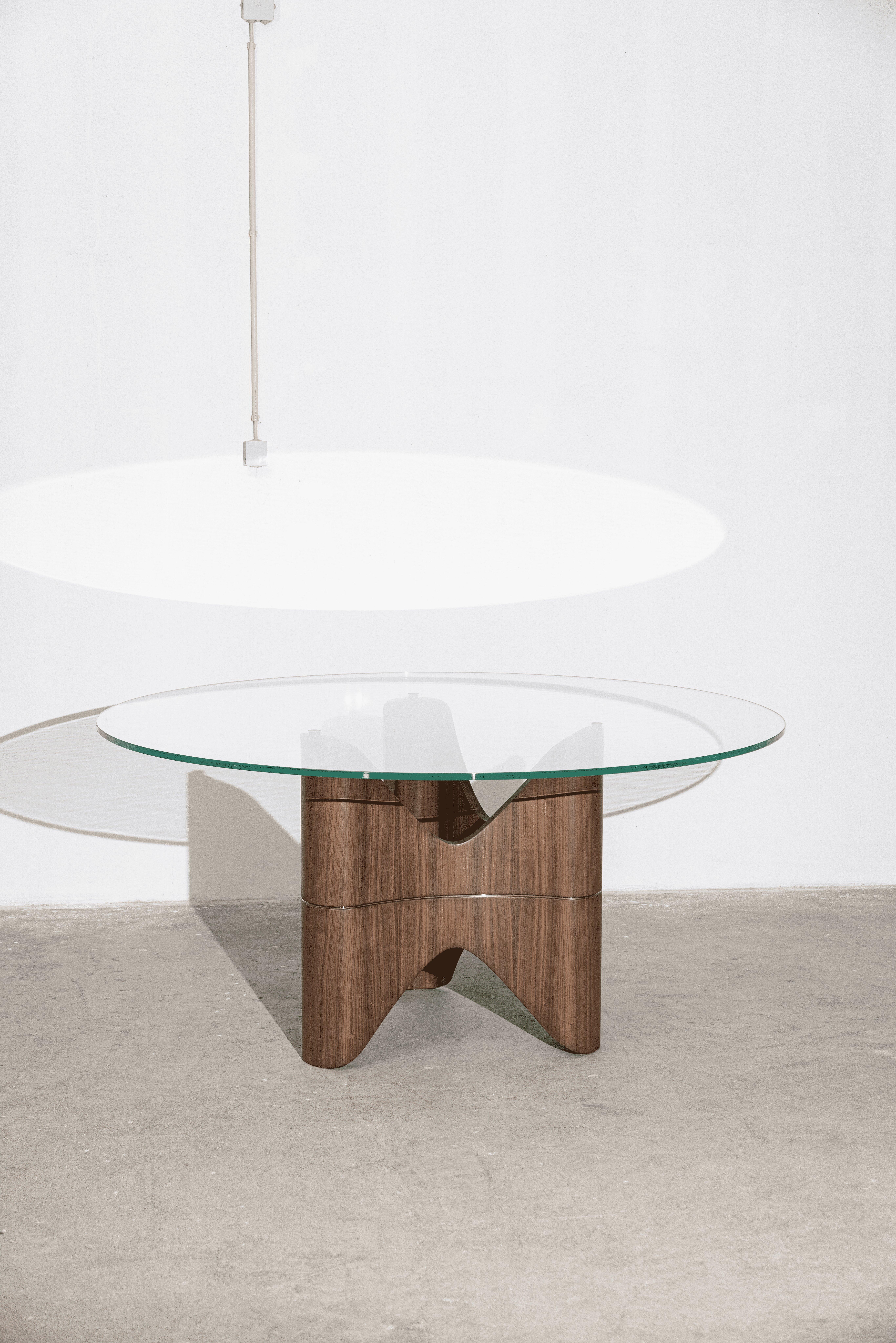 Like a shoot sprouting from the ground, so was born the inspiration for the imposing NATURA dining table. Its inspiration is based in nature, but in an almost literal way, with its base resembling a tree trunk. A combination of noble materials and