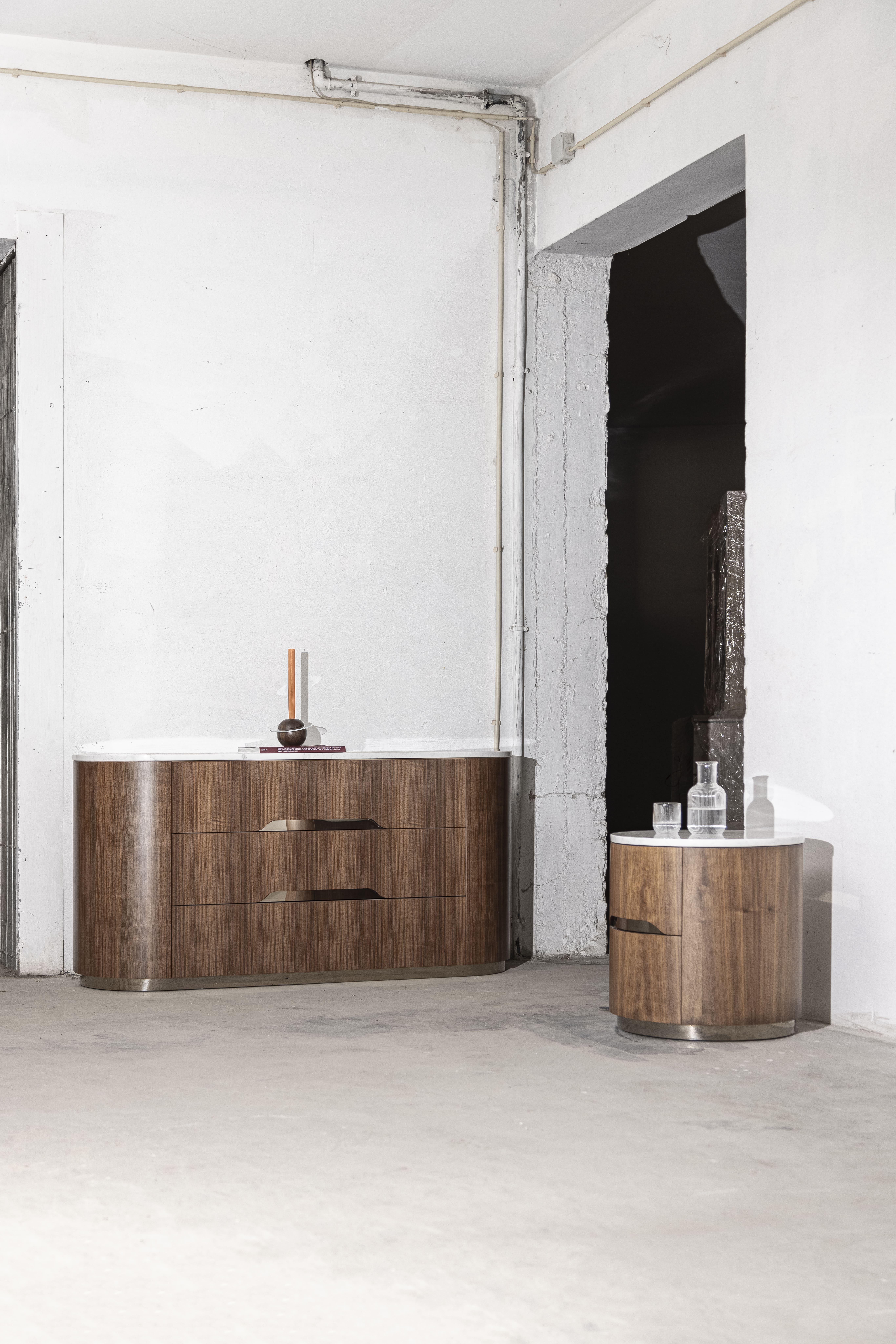 SMOOTH TALKER is so charming, it could convince you to tidy up. With a structure in walnut veneer, its curves and edges are expertly designed to create a visually appealing silhouette. Spacious drawers, that effortlessly glide open and shut, provide