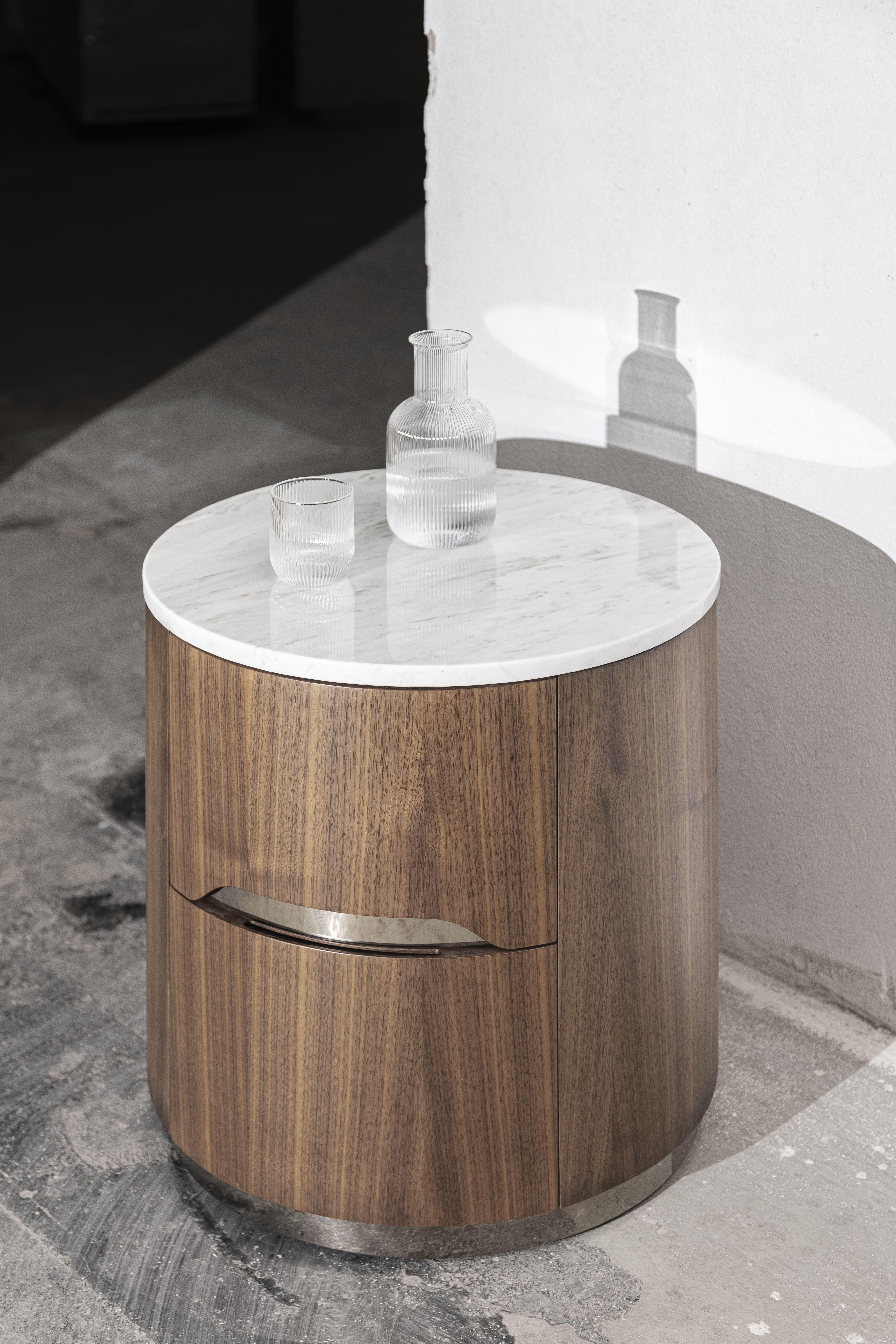 Calling all nocturnal creatures! SMOOTH TALKER is built from walnut veneer, and its cylindrical shape was expertly designed to create a visually appealing silhouette. A marble top spacious to display all bedside essentials, but discrete enough to