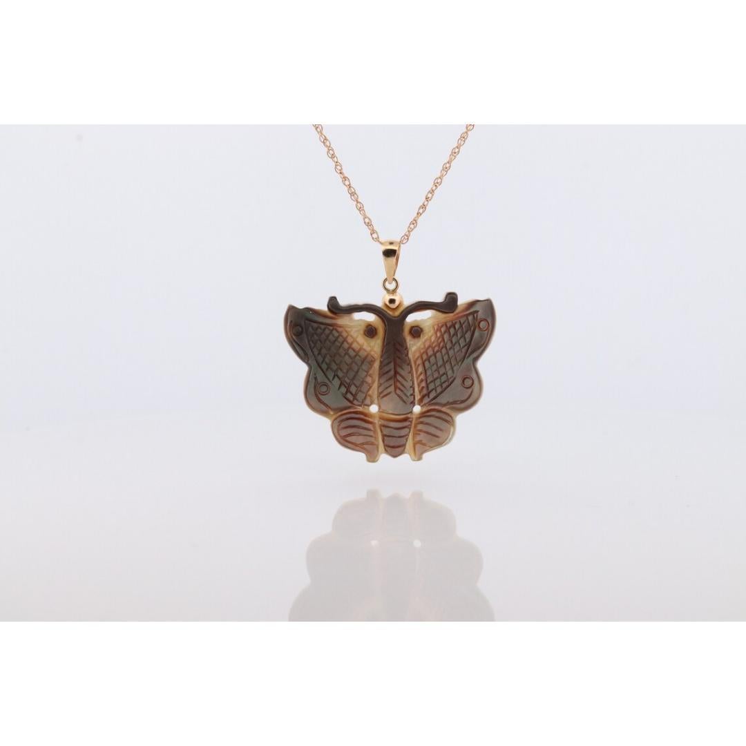 Vintage des années 1990
MATERIAL : Pierre
Pierre précieuse : Nacre

Style : Art nouveau

Magnifique pendentif en forme de papillon. Magnifique papillon double face. Une face brune et l'autre d'un blanc éclatant.

Fabriqué par PJS en or jaune