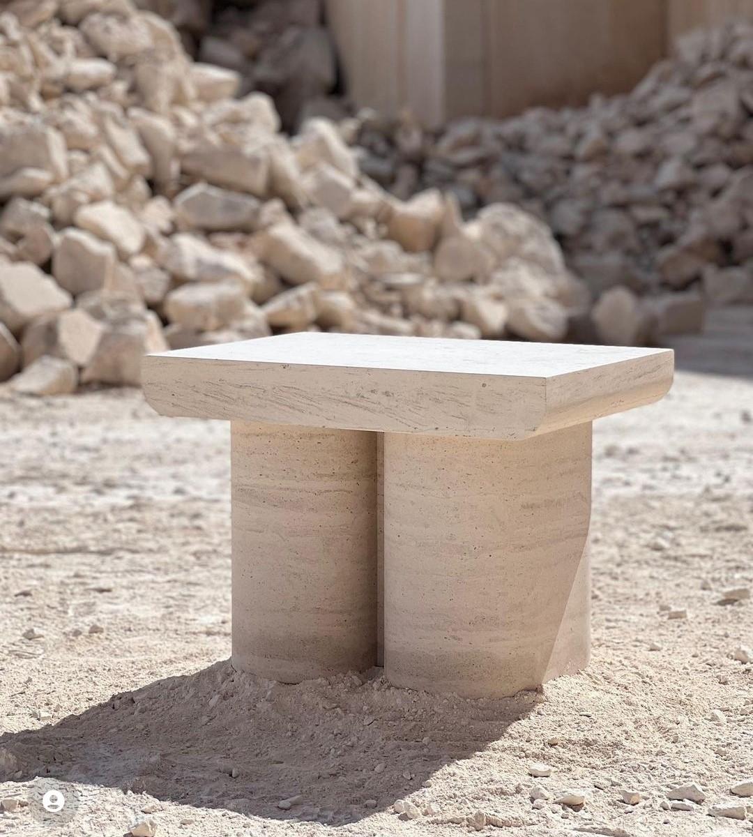 Table d'appoint et tabouret MOR de Samuel Dos Santos
MATERIAL : Pierre calcaire. Finition adoucie.
Dimensions : L 48 x D 48 x H 66 cm

MOR est la nouvelle table/tabouret d'appoint conçue par Samuel Dos Santos pour Olivah. Il s'inspire de