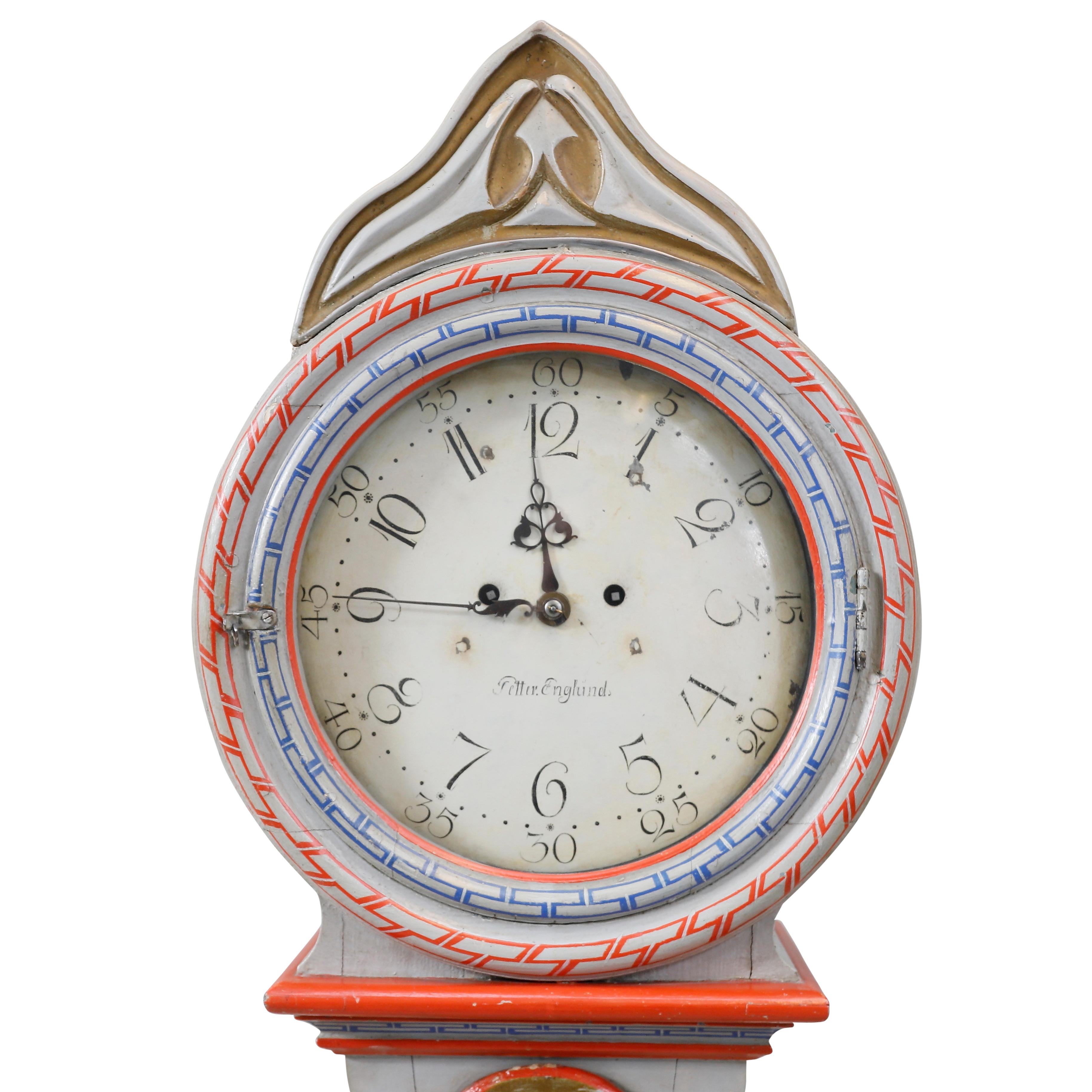 Antike schwedische Mora-Uhr aus dem 18. Jahrhundert mit handgemalten Chinoiserie-Details. Das Zifferblatt dieser Uhr trägt den Namen ihres Herstellers 