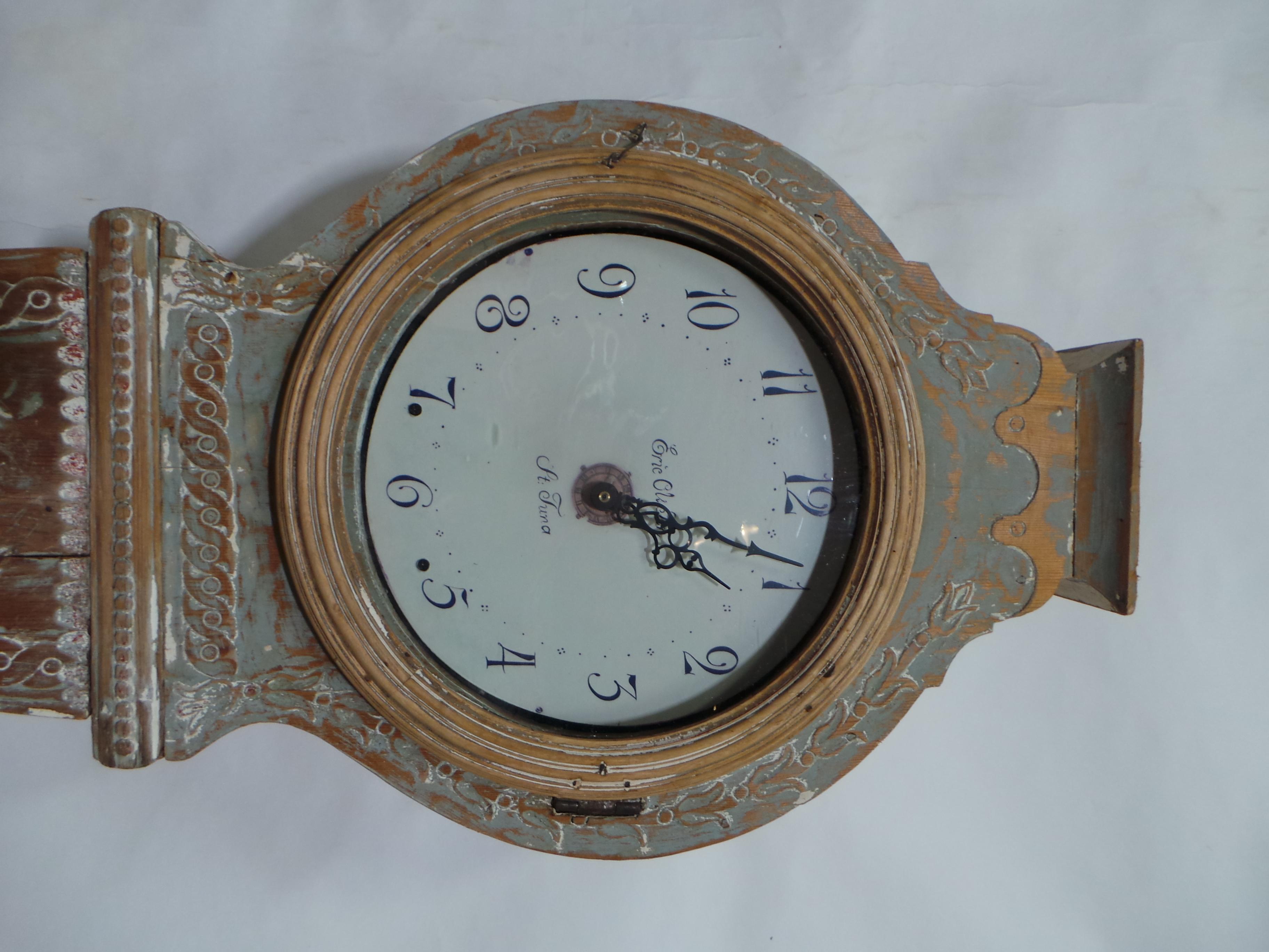 Il s'agit d'une très RARE horloge suédoise Mora peinte, 100% originale.
La nouvelle batterie fonctionne et la face de reproduction a été installée.  J'ai les travaux et le visage d'origine, mais ils étaient en si mauvais état que j'ai dû les