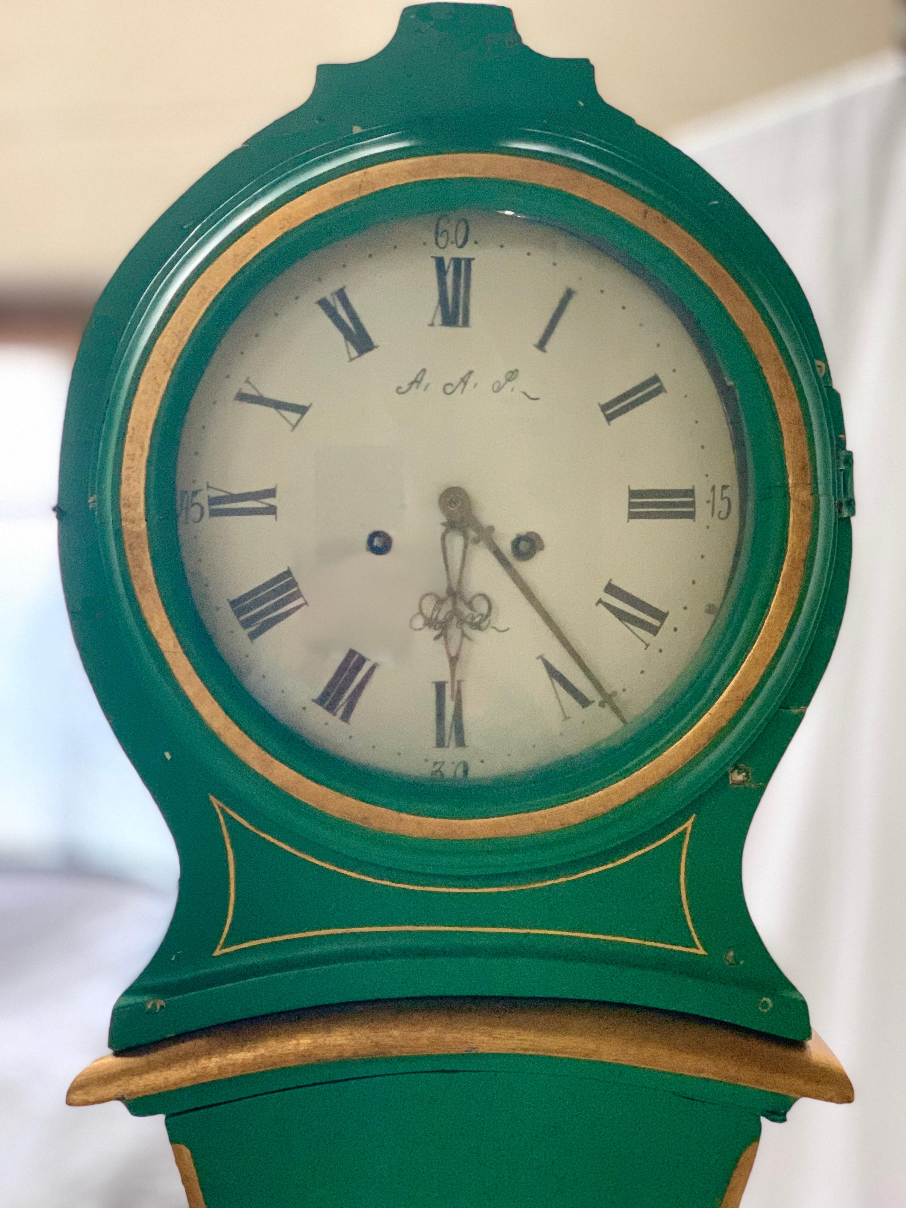 Swedish antique mora clock dating from early/mid-1800s featuring green paint with gold detail
painted on the body and it has a clean face.

It is structurally sound and will be checked over by our restorer prior to shipping.

the clock is sold 'as