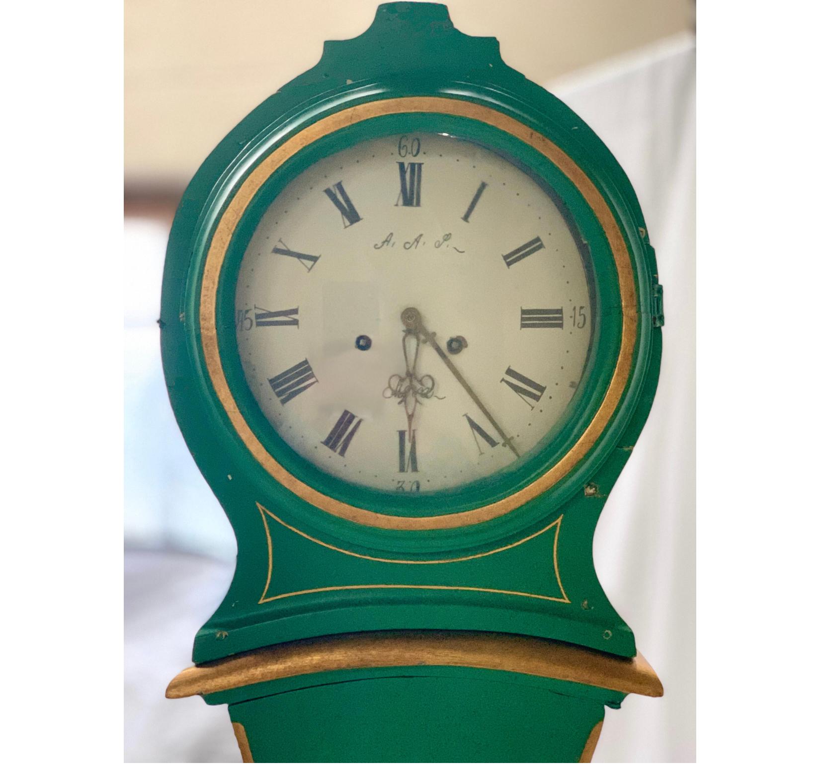 Mora Clocks 1800s Sueco Verde Oro Antiguo Sueco Pintado Gustaviano A en Bueno estado para la venta en Lewes, England