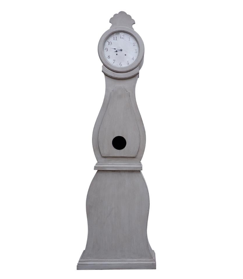 Cette horloge Mora est une réplique d'une horloge Mora suédoise antique des années 1700. Finition grise en relief peinte à la main pour refléter l'aspect ancien. Mouvement à quartz. Veuillez nous contacter si un mécanisme de carillon est nécessaire
