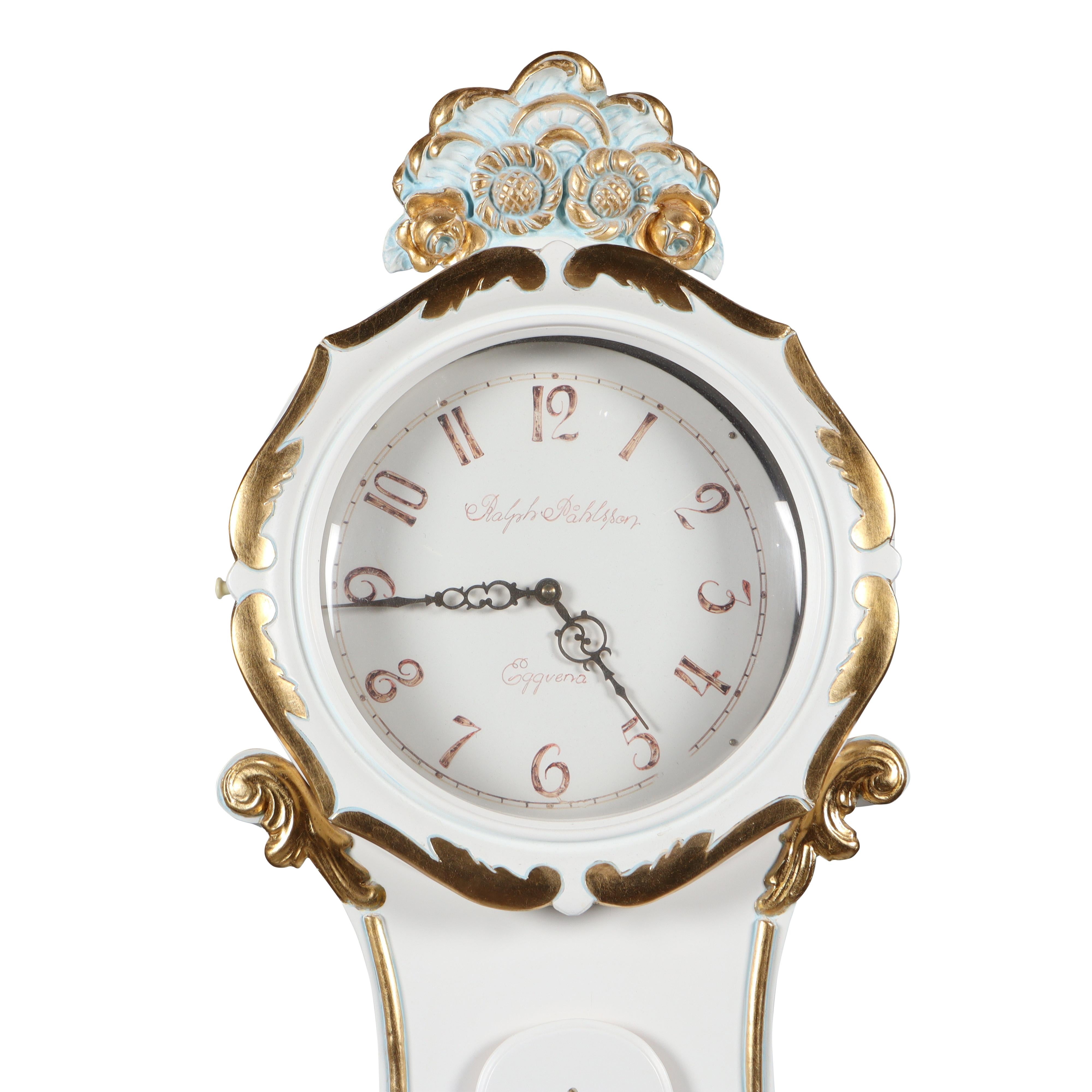 Horloge suédoise Mora avec détails floraux décoratifs peints à la main et détails sculptés. Mécanisme d'horlogerie de type Longcase fonctionnant avec un pendule, deux poids et une cloche sonnant l'heure.
Largeur:54cm / 21.3