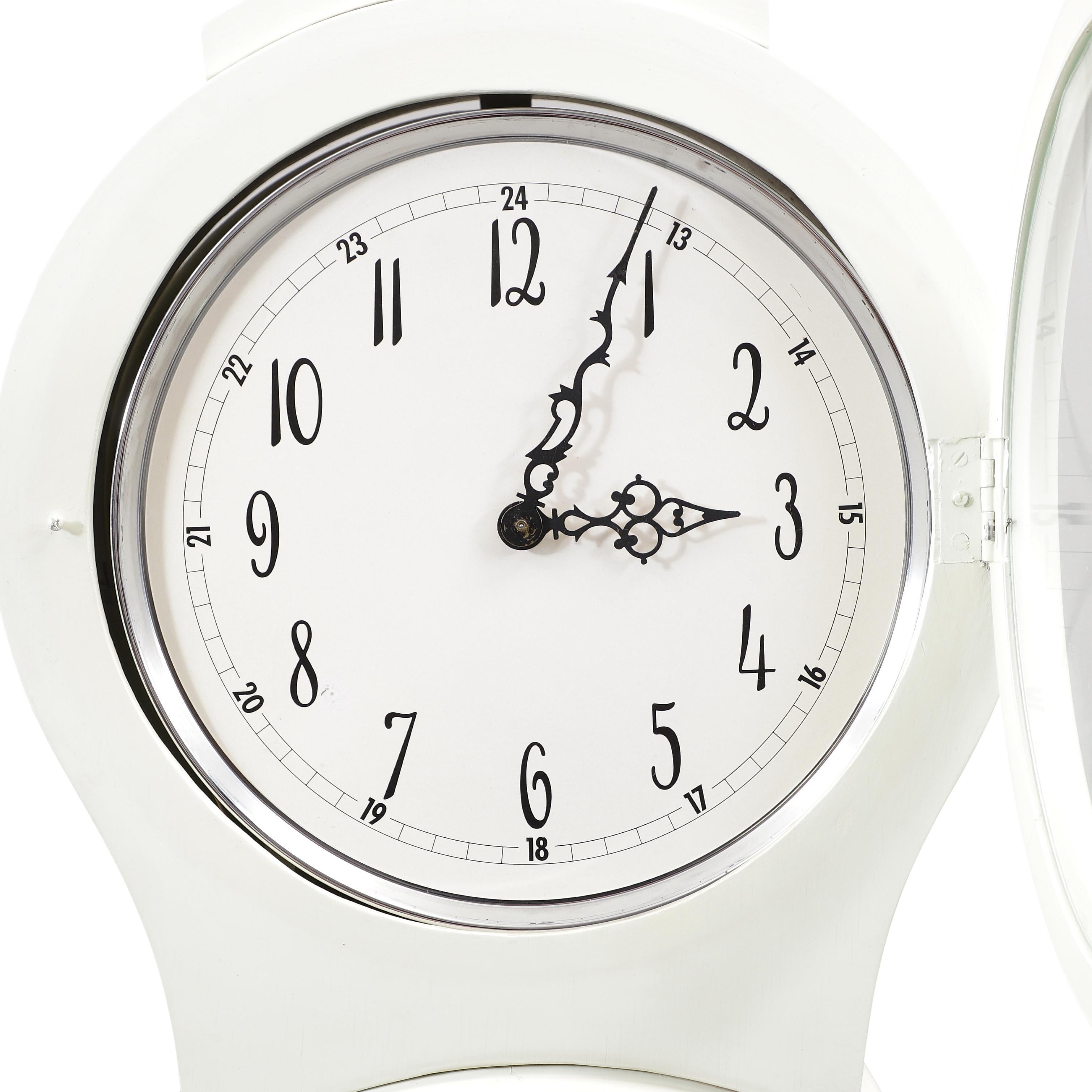 Schwedische Mora-Uhr aus den 1960er Jahren in Originalfarbe mit gemaltem Blumendekor. Funktionierendes Standuhrwerk mit Pendel und 2 Gewichten und einem Glockenschlag zur vollen Stunde.

Breite:48cm / 18.9