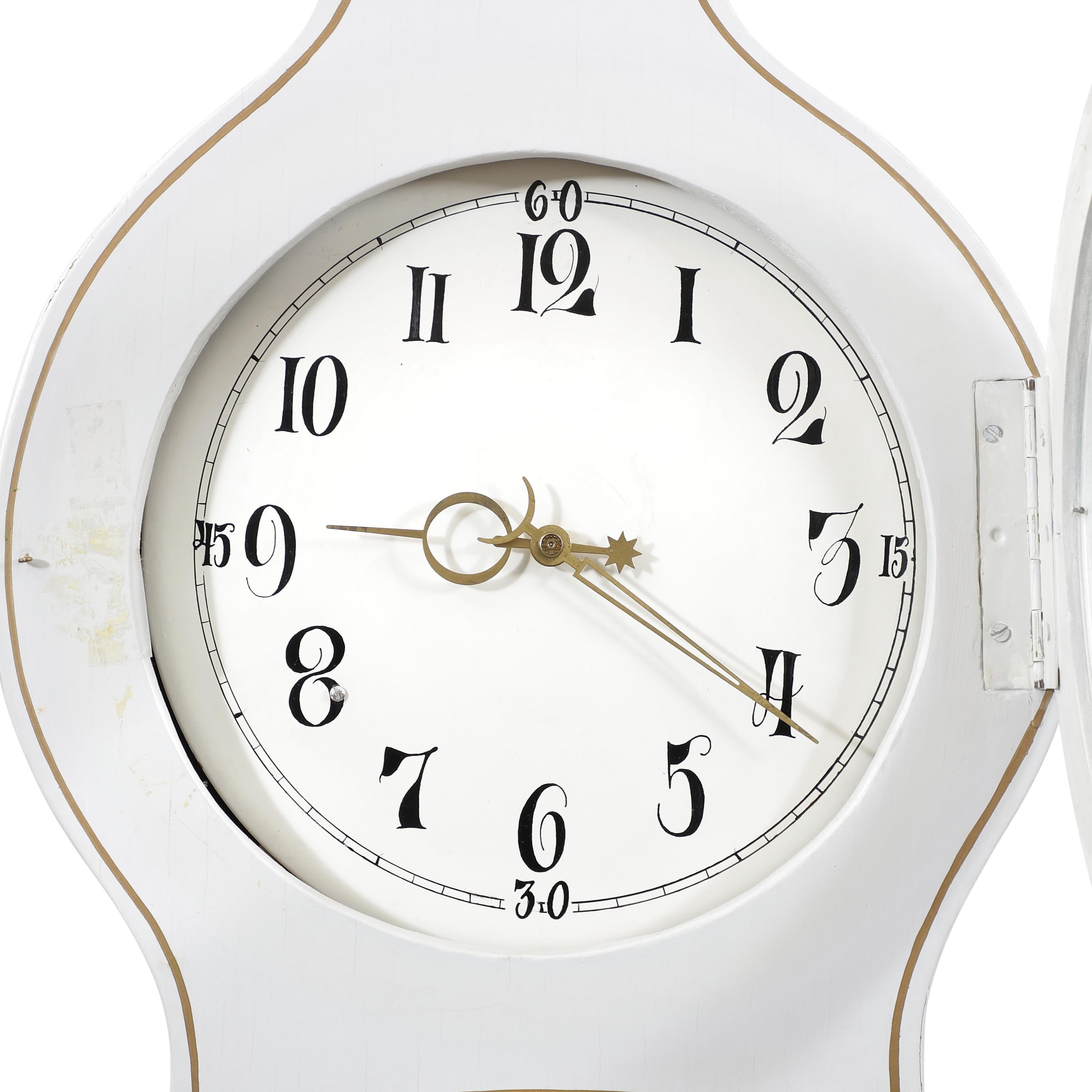Swedish Mora clock from the 1960's in original colour with painted floral decoration. Working Longcase clock mechanism of pendulum and 2 weights and a bell chime on the hour.

Width:52cm / 20.5