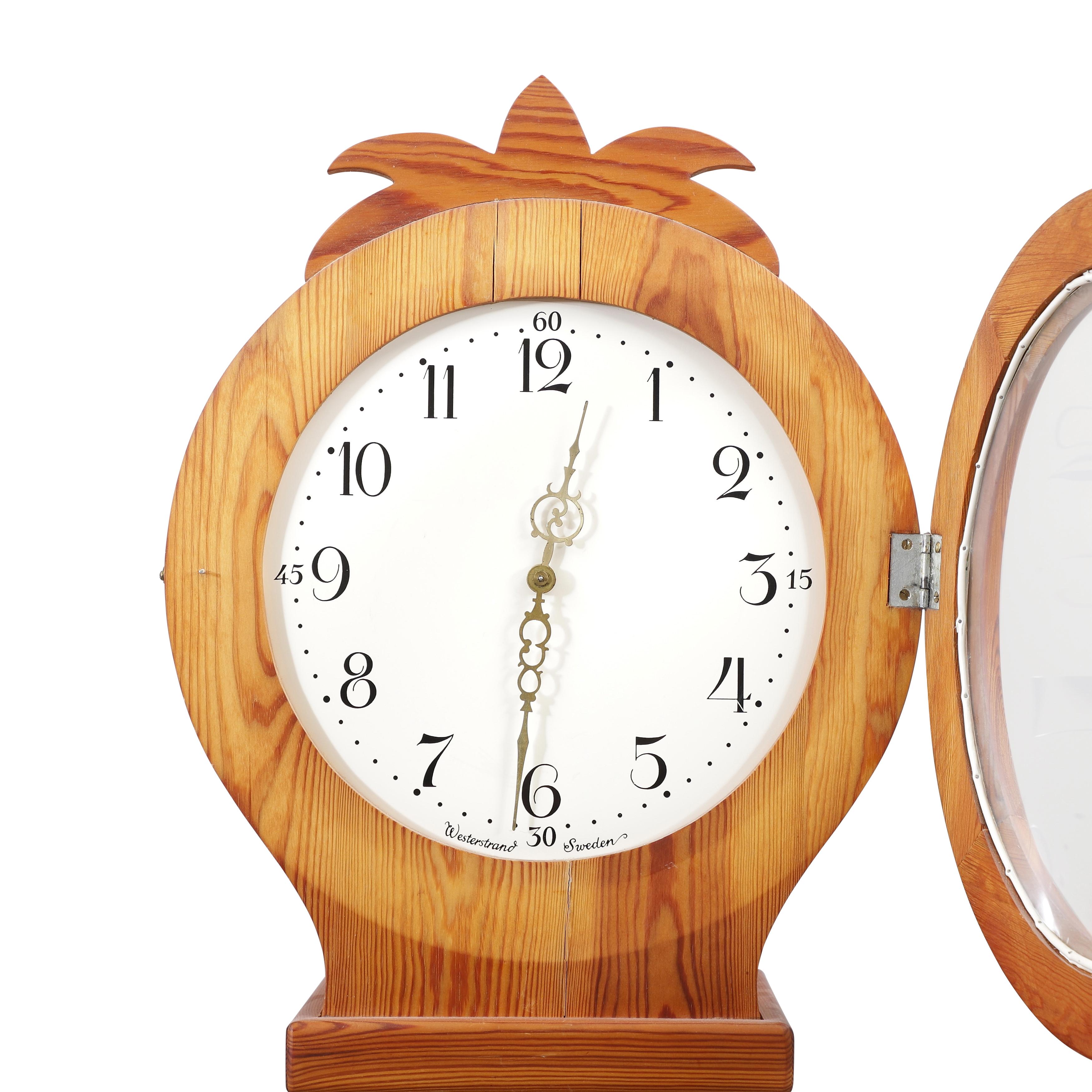 Swedish Mora clock from the 1960's in original wood. Working Longcase clock mechanism of pendulum and 2 weights and a bell chime on the hour.

Width:48cm / 18.9