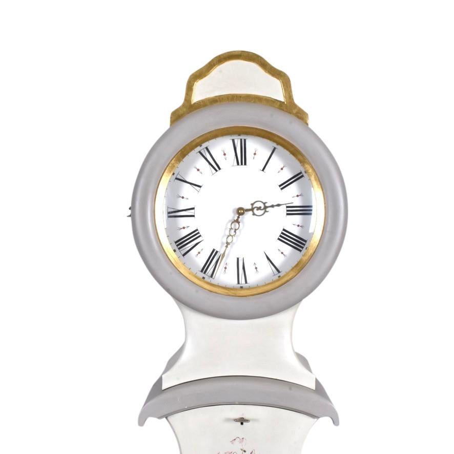 Swedish Mora clock from the 1960's in original colour and gold detailing. Hand carved detail ad hand painted floral decoration. Working Longcase clock mechanism of pendulum and 2 weights and a bell chime on the hour.

Width:48cm / 18.9