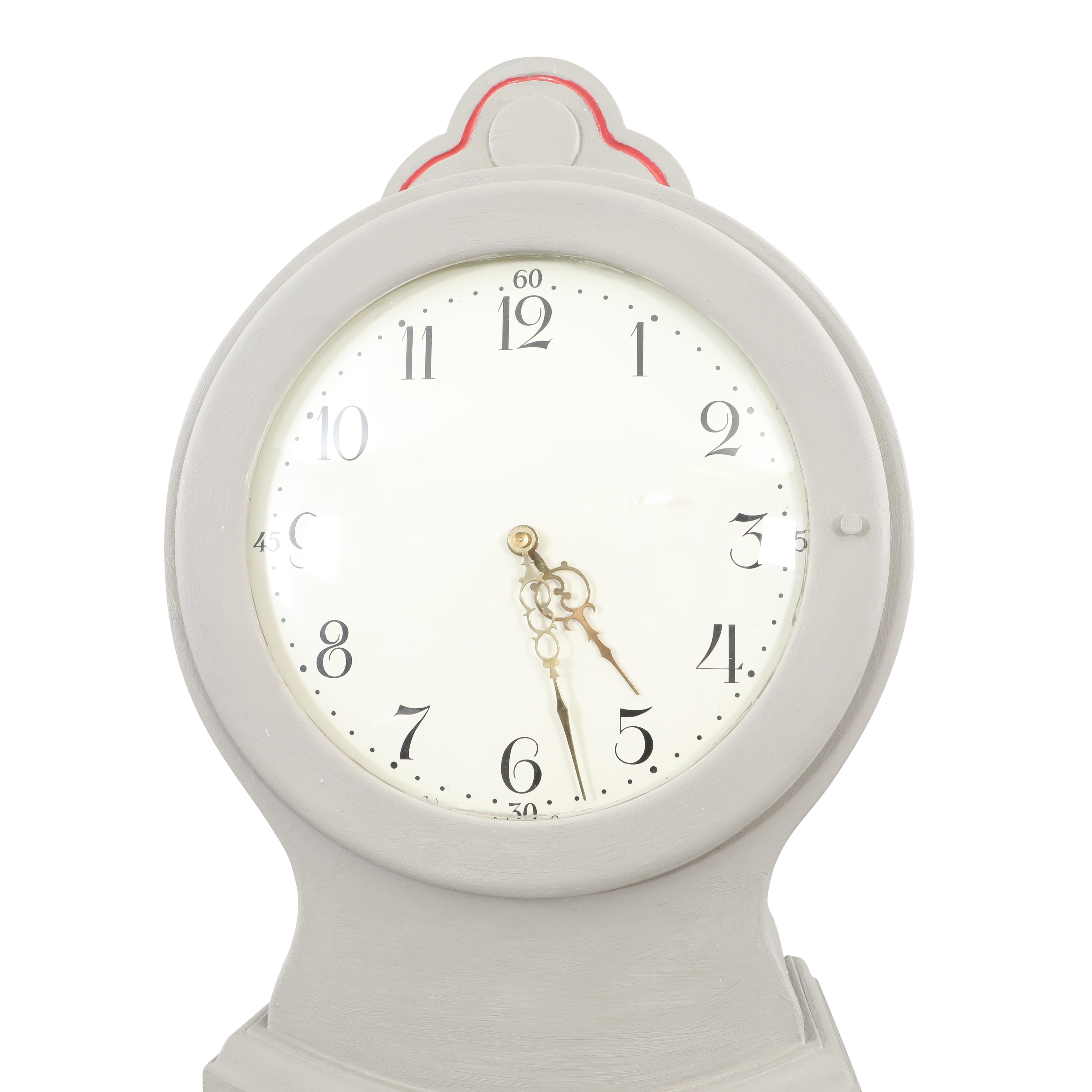 Swedish Mora clock from the 1960's in original colour and carved detailing. Working Longcase clock mechanism of pendulum and 2 weights and a bell chime on the hour.

Width:60cm / 23.6