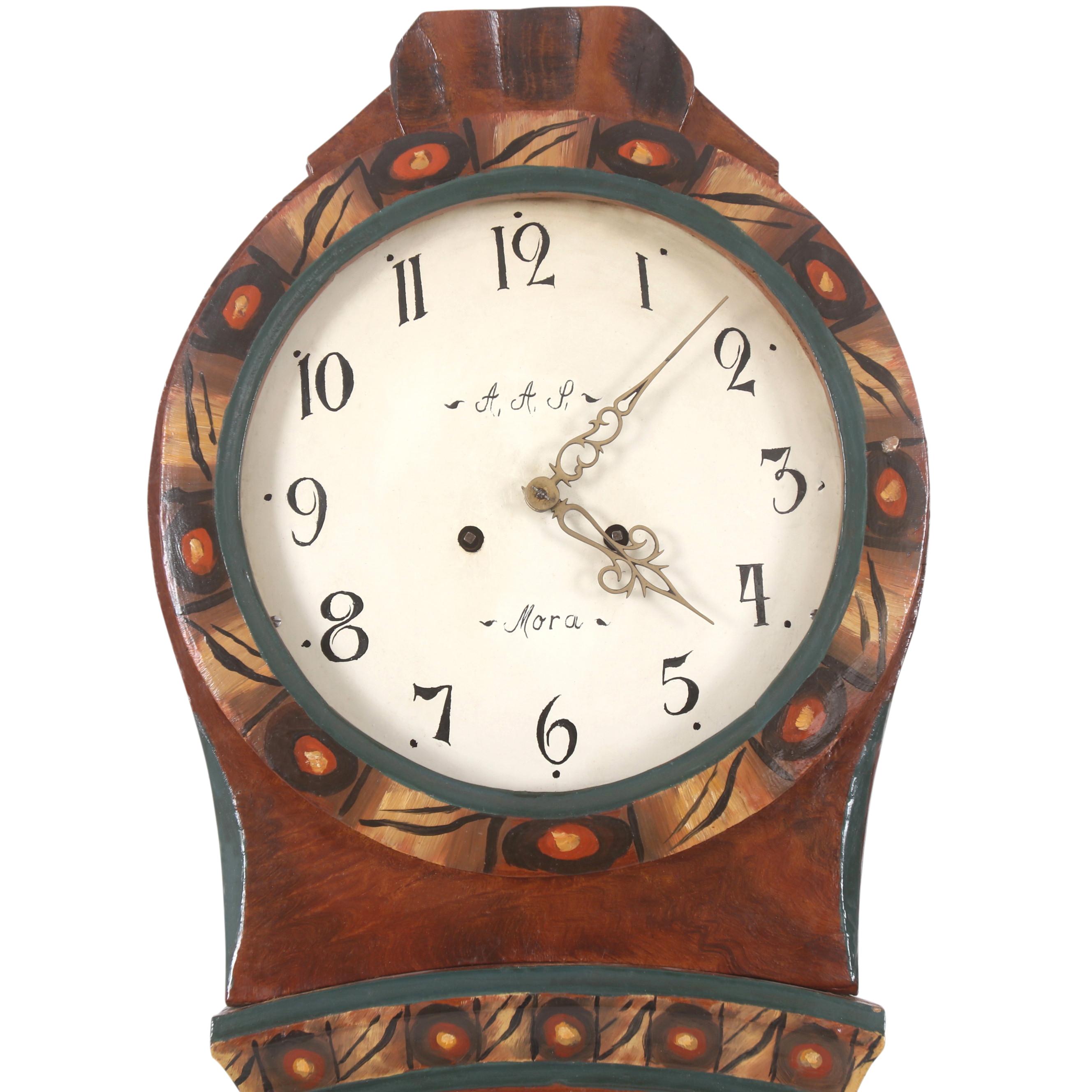 Reloj sueco Mora fechado en 1845 con detalles florales suecos pintados a mano e iniciales del relojero en la esfera 