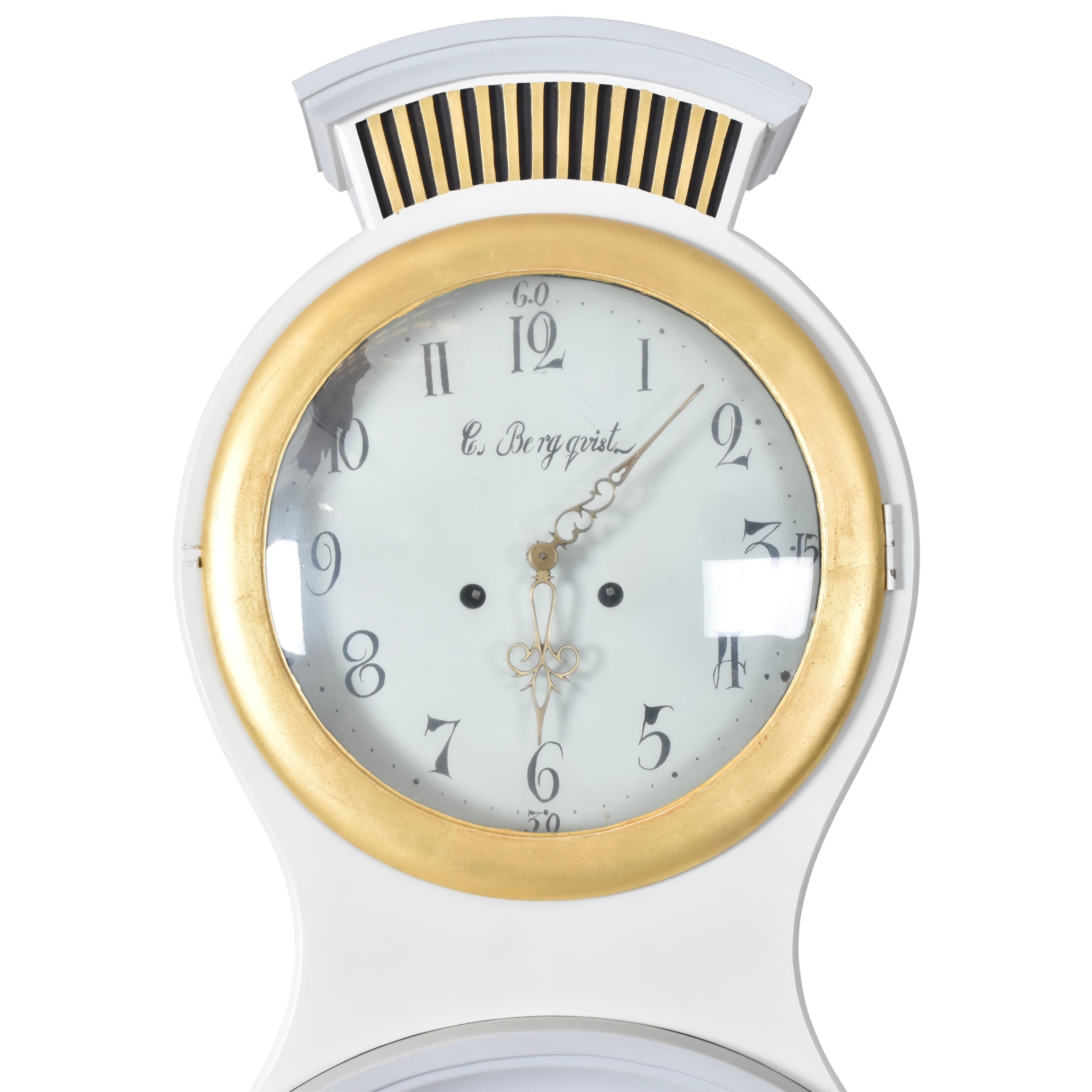Swedish Mora clock from the 1800's with dial signed by E. Bergquist and inside the clock the date 1856 and village Aata. Working Longcase clock mechanism of pendulum and 2 weights and a bell chime on the hour.

Width: 73cm / 28.7
