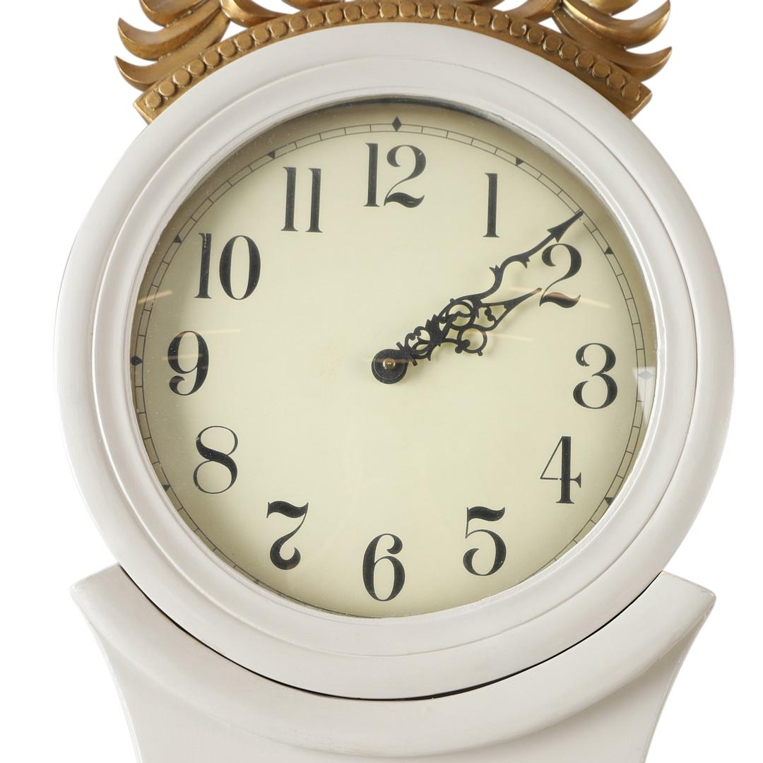 Swedish Mora clock from the second half of the 20th Century. Working Longcase clock mechanism of pendulum and 2 weights and a bell chime on the hour.

Width: 60cm / 23.6