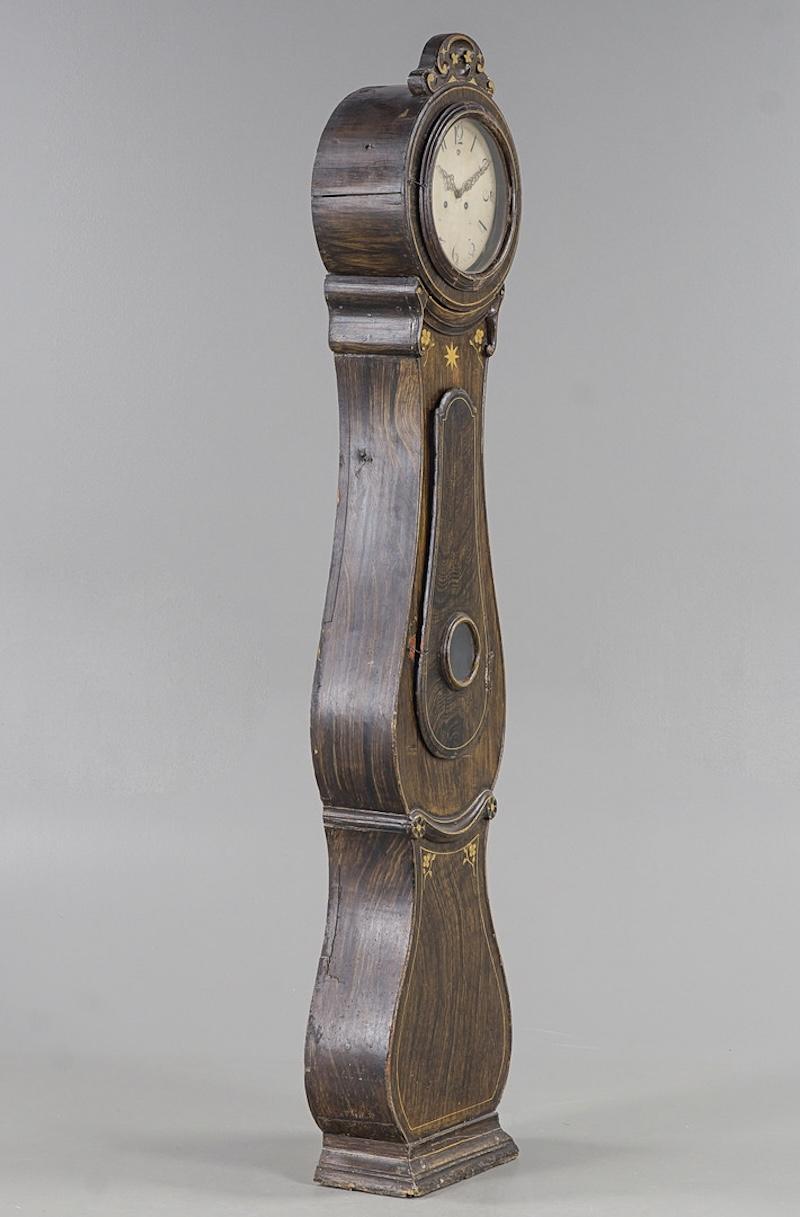 Reloj Mora Sueco 1800s Antiguo Fryksdal 217cm Imitación Madera Grano 1800s Gustaviano en venta