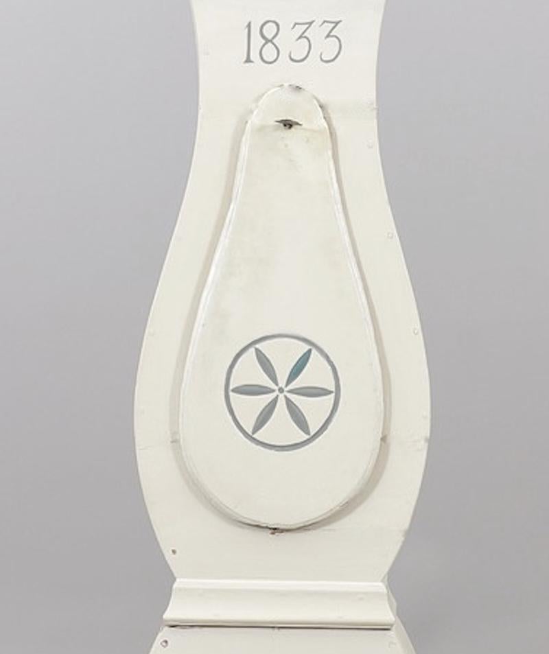 Mora Clocks Sueco 1800s Antiguo blanco 202cm de altura motivo estrella Gustaviano en venta