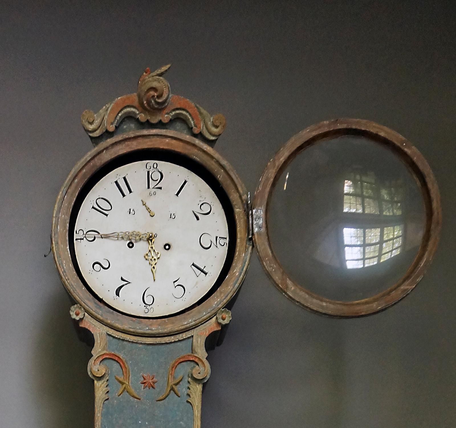Beautifully detailed Mora clock, Sweden dated 1803, with original clockworks with separate second hand and unusually large dial. The case retains its original three-color painted surface and convex glass in the bonnet and the belly. It is quite
