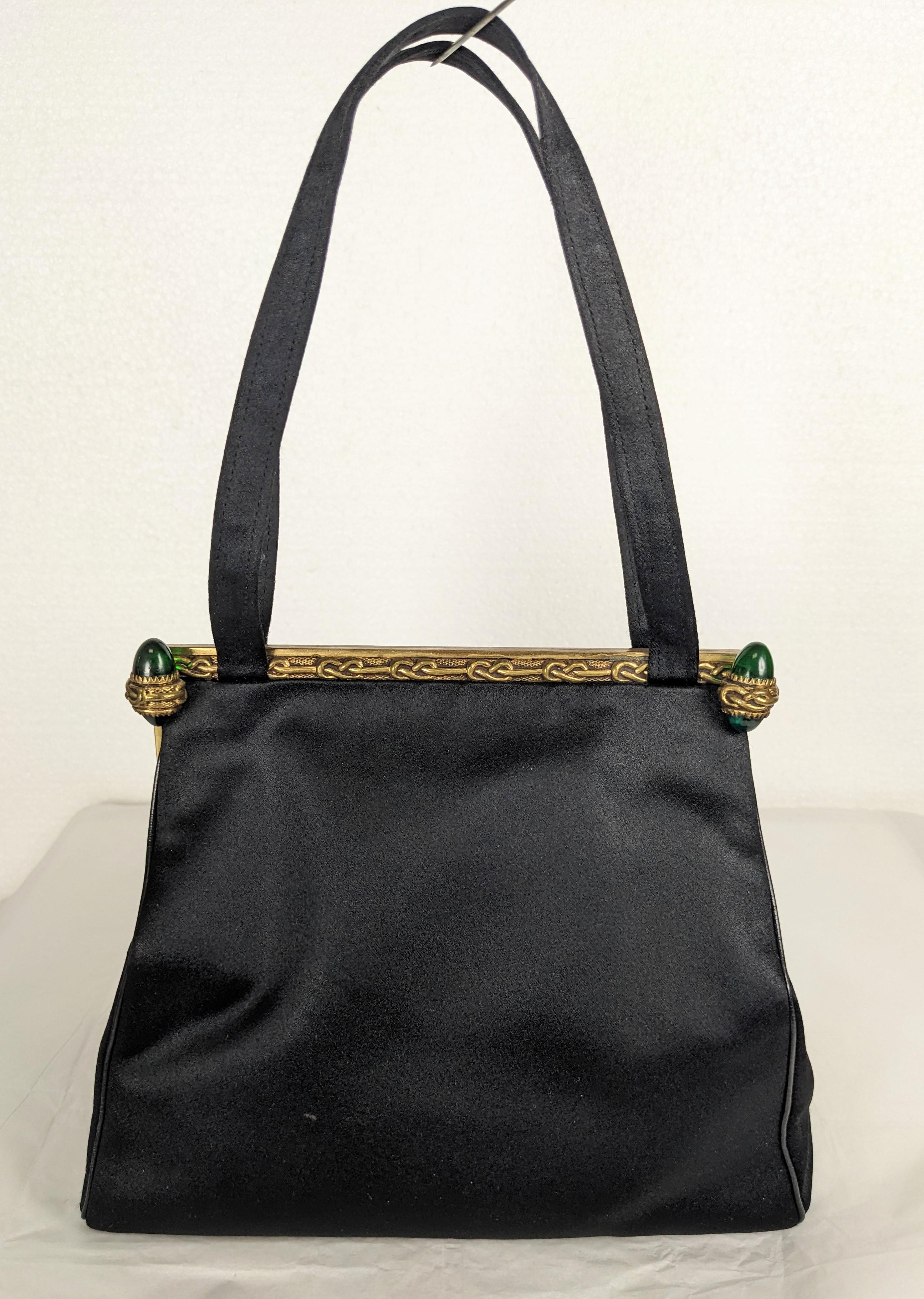 Eleganza di Morabito, Paris Silk Satin Triangular Form A, borsetta da sera con profili in pelle. Insolite chiusure a cerniera in finto smeraldo Jewell su ogni lato che si aprono per consentire un accesso completo. Grazioso motivo a nodi su cornice