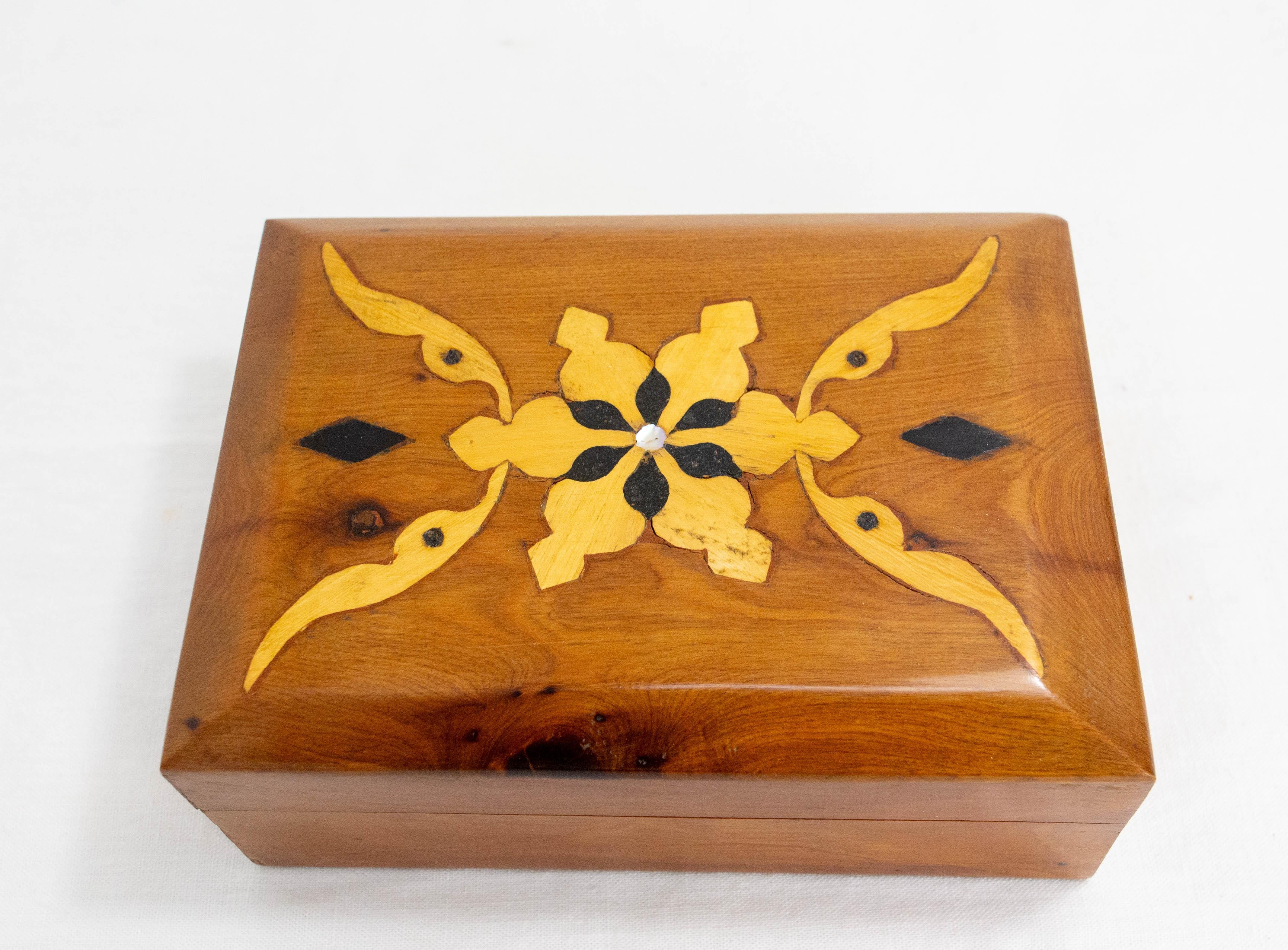 Scatola in legno decorata con intarsi simmetrici che rappresentano un fiore.
Realizzato nel 1960 circa in Marocco.
Buone condizioni, pochi segni d'uso.

Spedizione:
11 / 15 / 6 cm 0.5 kg