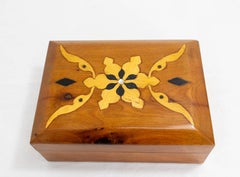 Marokkanische Thuya-Holzkiste mit Intarsien, um 1960