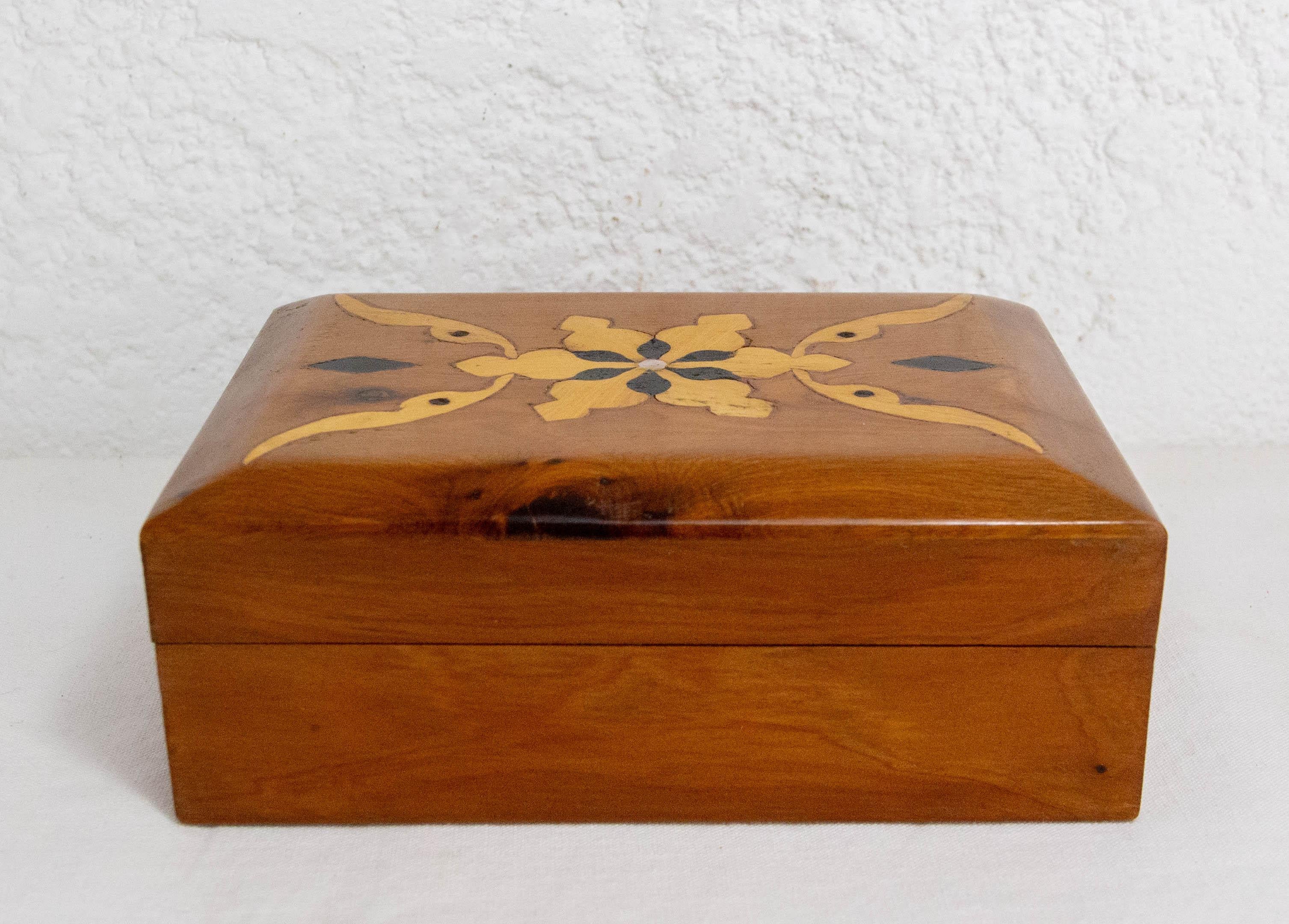 Marocchino Scatola intarsiata in legno di Thuya moraccana, circa 1960 in vendita