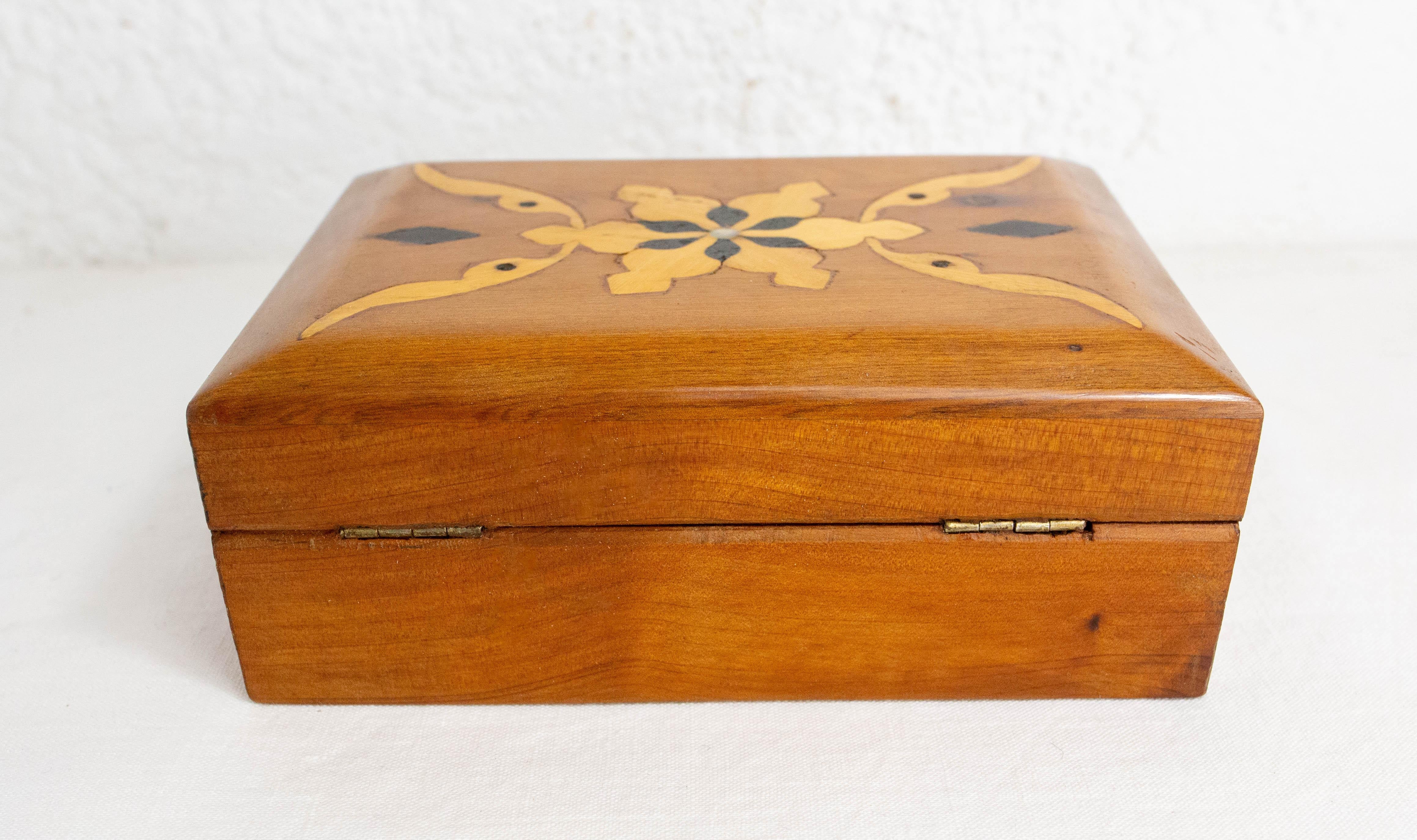 XX secolo Scatola intarsiata in legno di Thuya moraccana, circa 1960 in vendita