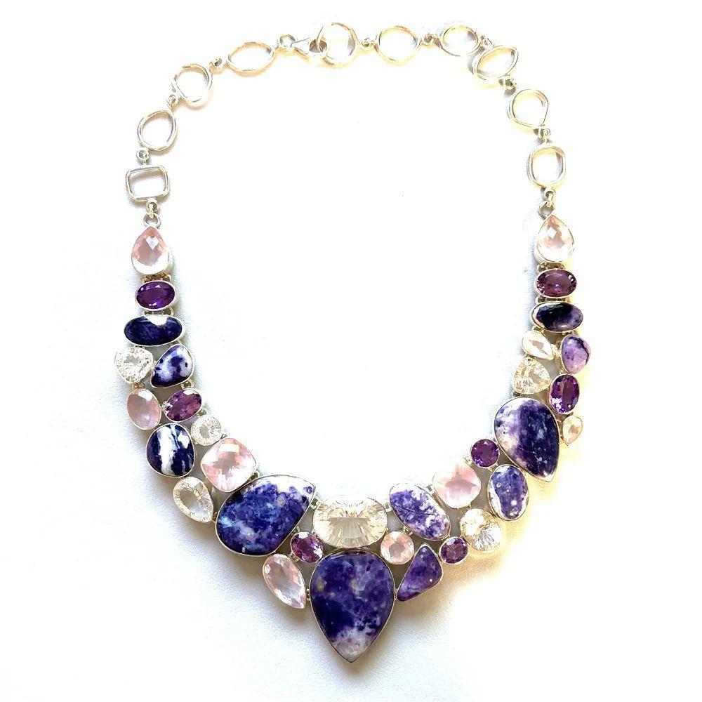 Semplicemente bello! Collana a pettorina d'epoca multiforme in opale viola Morado, quarzo rosa, quarzo e ametista in argento sterling. Incastonato a mano in una montatura d'argento 925. La collana misura circa 20