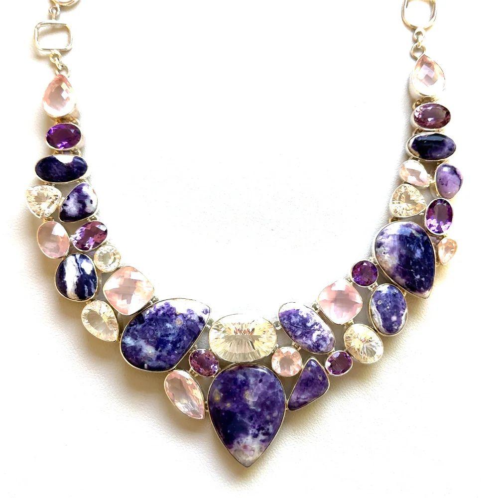 Taglio misto Collana a pettorina in argento massiccio con opale viola, quarzo e ametista di Morado in vendita