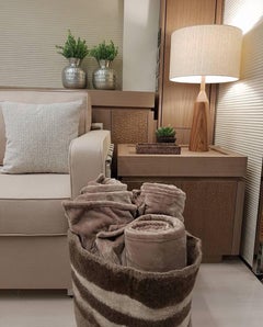 Morandi Contemporary Minimalist Tischlampe aus brasilianischem Cumarú-Holz.