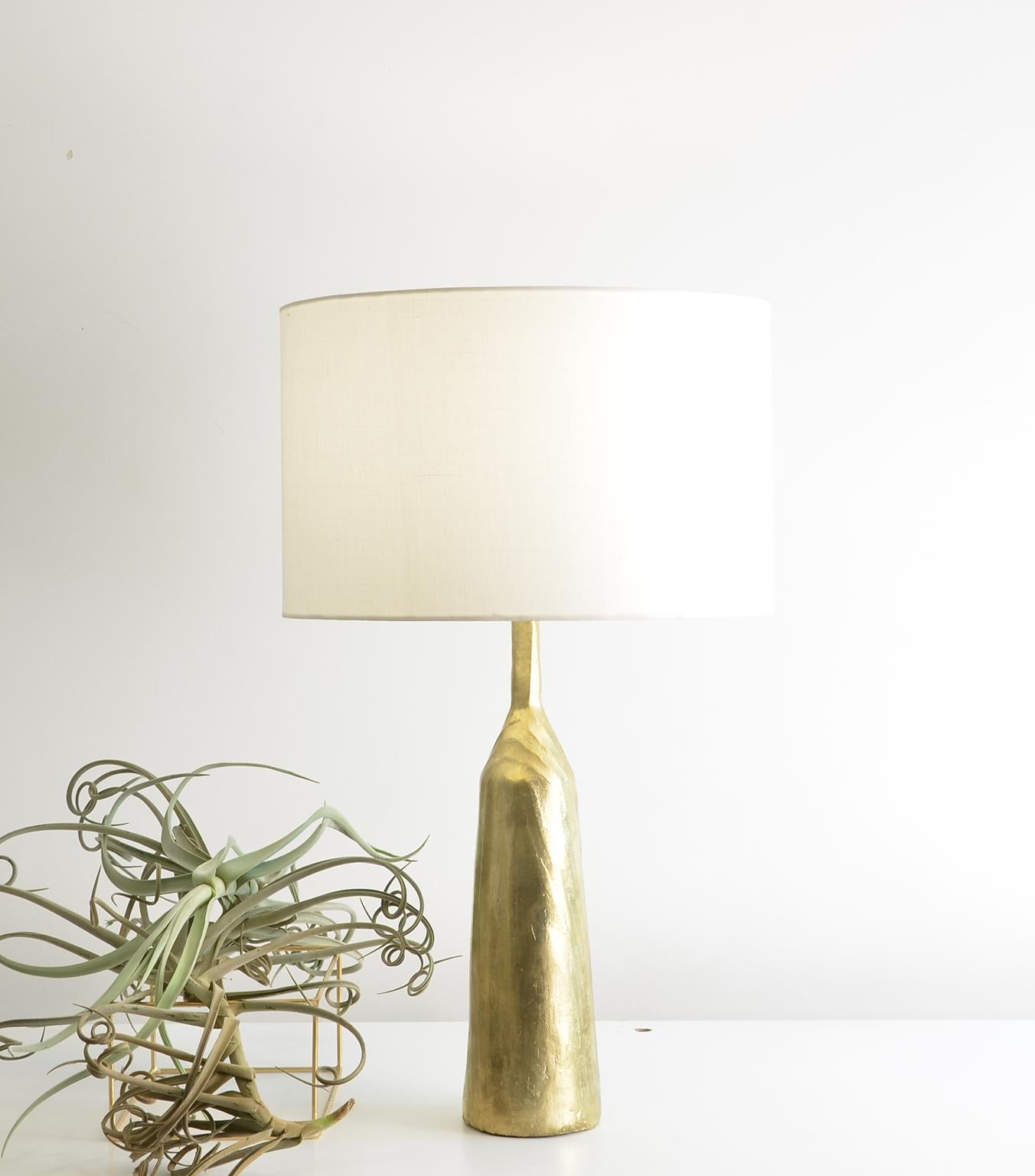 Lampe de table contemporaine minimaliste Morandi.
Lampe de table en bronze moulé.
La maquette de la fonderie a été réalisée en bois carbonisé afin d'obtenir l'effet de texture souhaité. 
Le design de cette lampe a été inspiré par l'artiste italien
