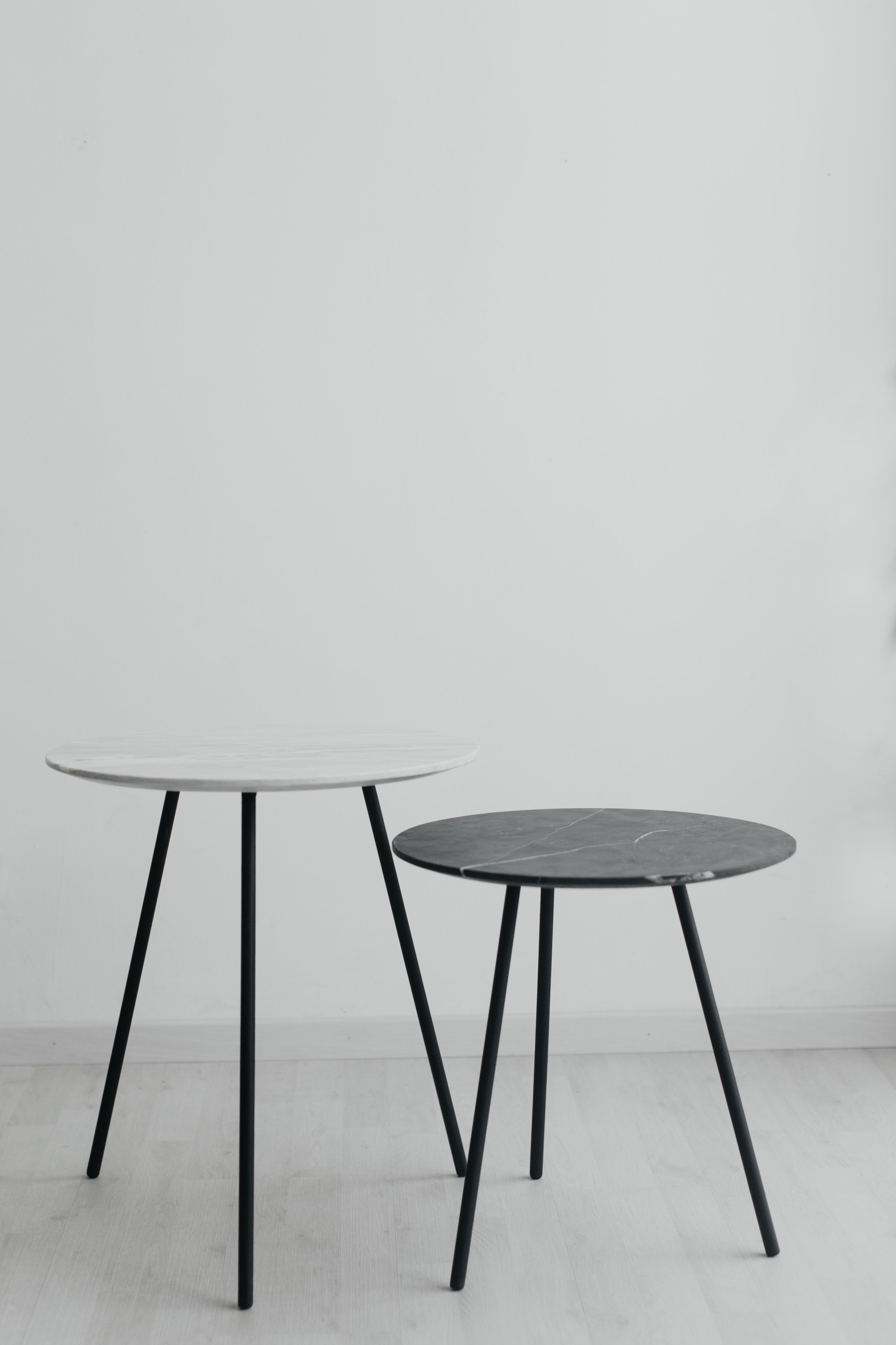 Moderne Petite table d'appoint Moray en acier et marbre noir en vente