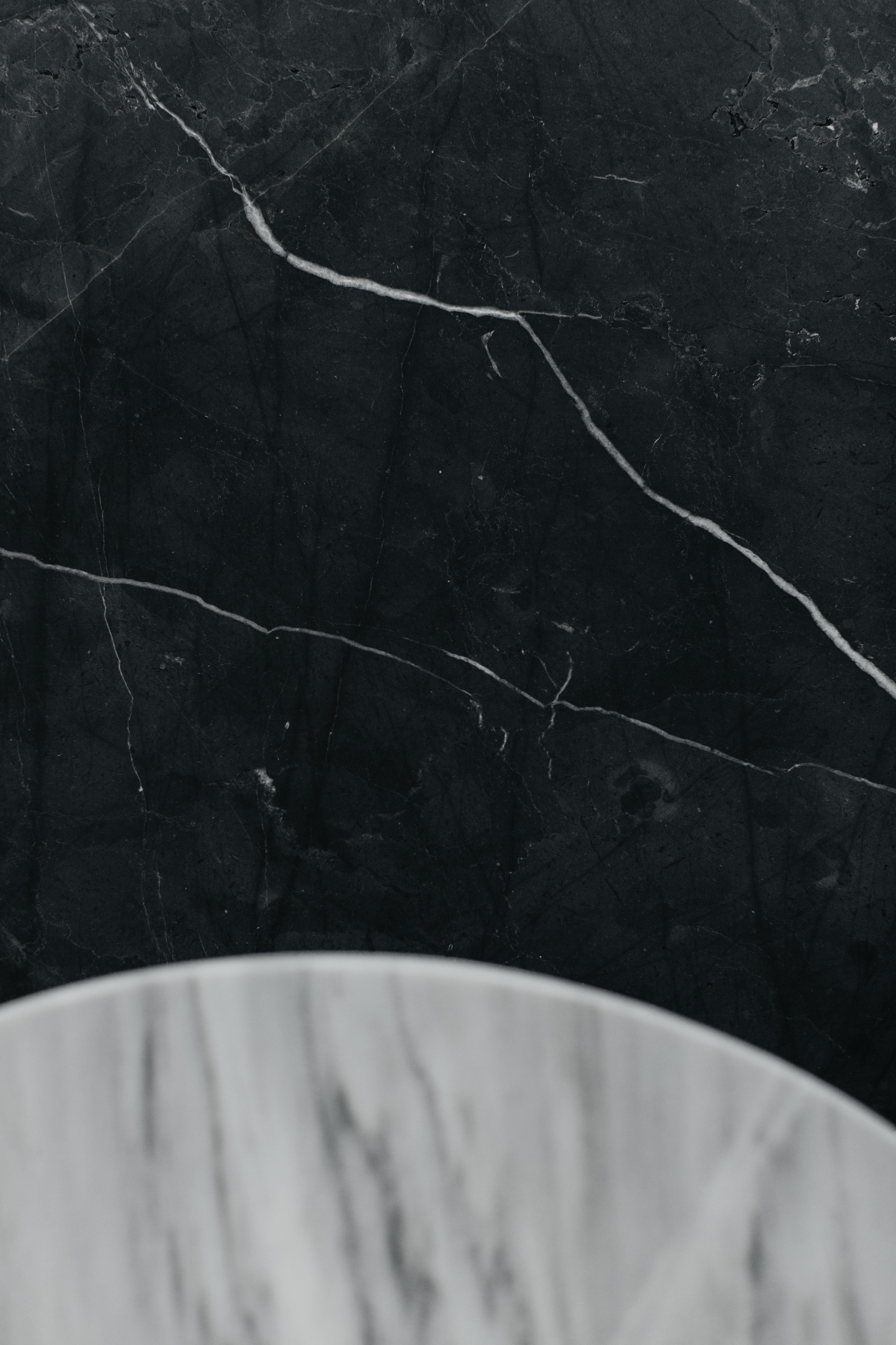 Petite table d'appoint Moray en acier et marbre noir Neuf - En vente à Mexico City, MX