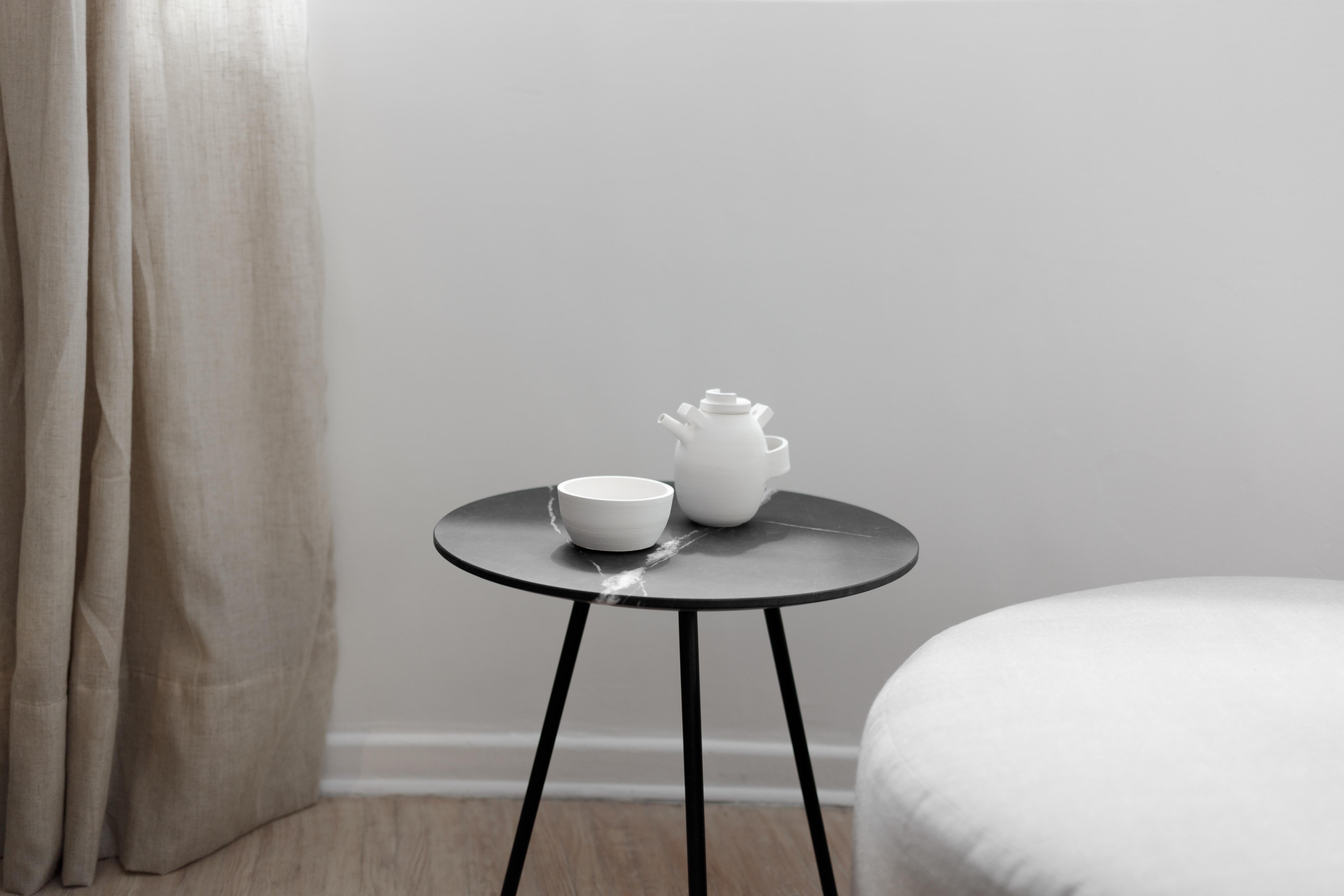 Métal Petite table d'appoint Moray en acier et marbre noir en vente