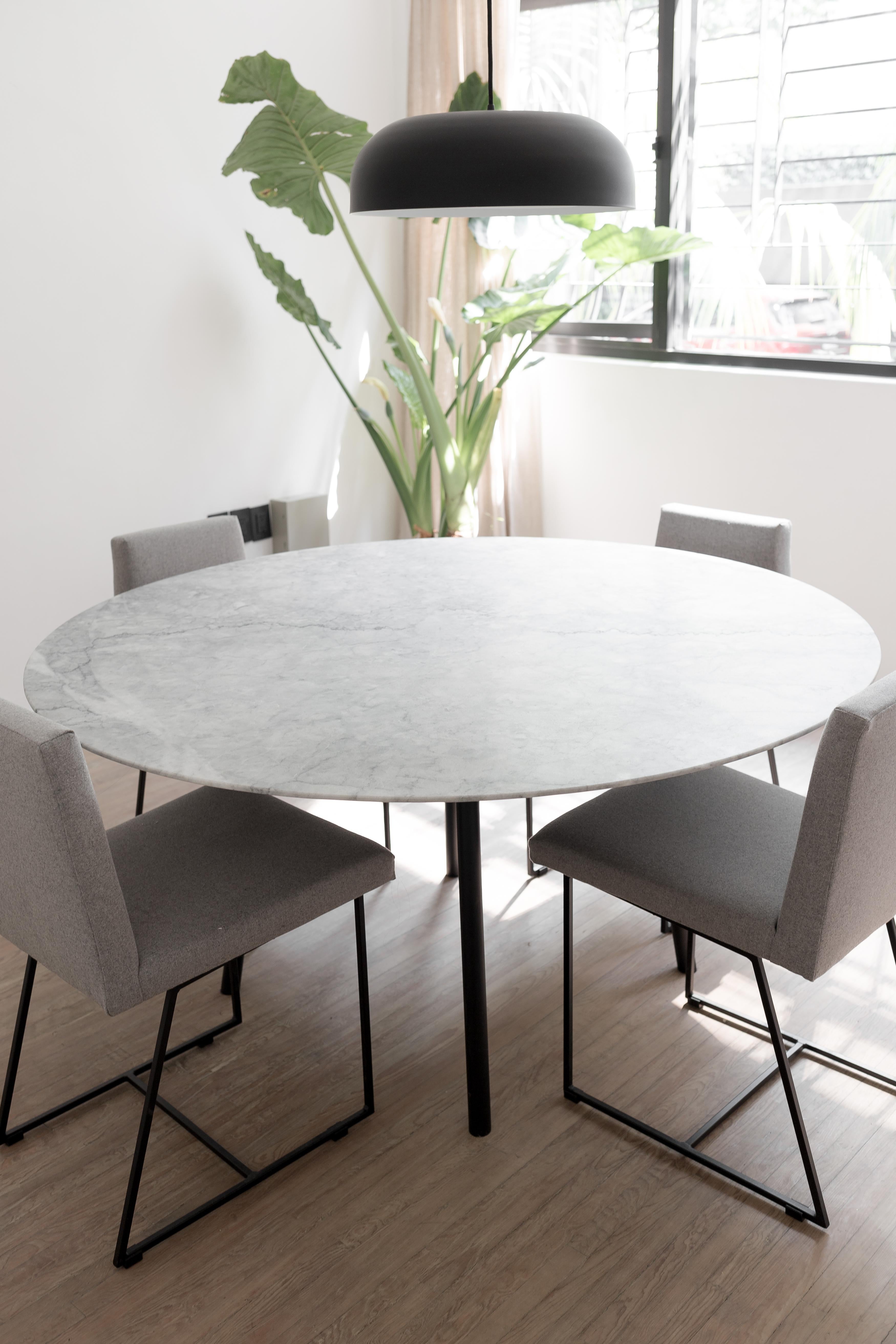 The Moray dining table with a steel structure in electrostatic paint and matte finish marble cover presents a clean design with thin lines. The visual lightness of this piece of furniture makes it simple and comfortable to enjoy cozy moments.  