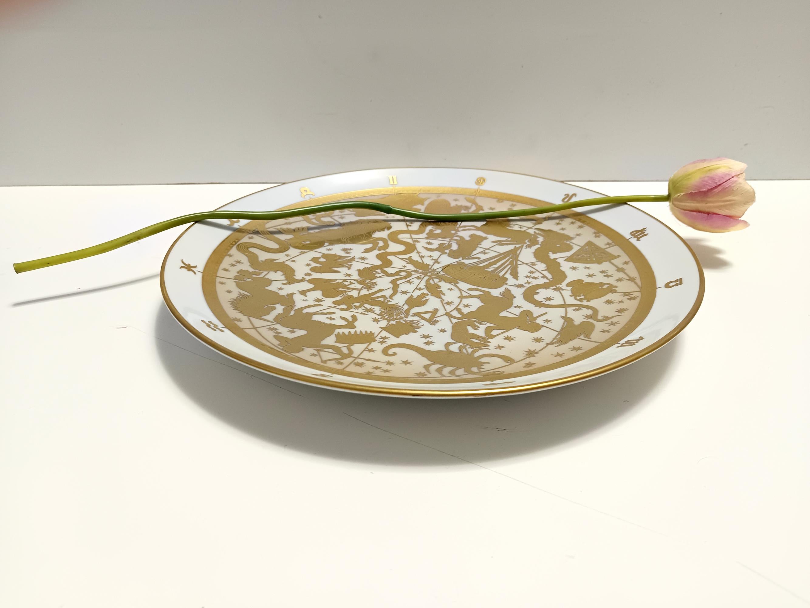 Prodotto in Italia da Morbelli, anni '70.  
È realizzato in porcellana bianca, decorata con una lamina intarsiata in oro 24k.
Si tratta di un pezzo vintage, quindi potrebbe presentare lievi tracce d'uso, ma può essere considerato in perfette