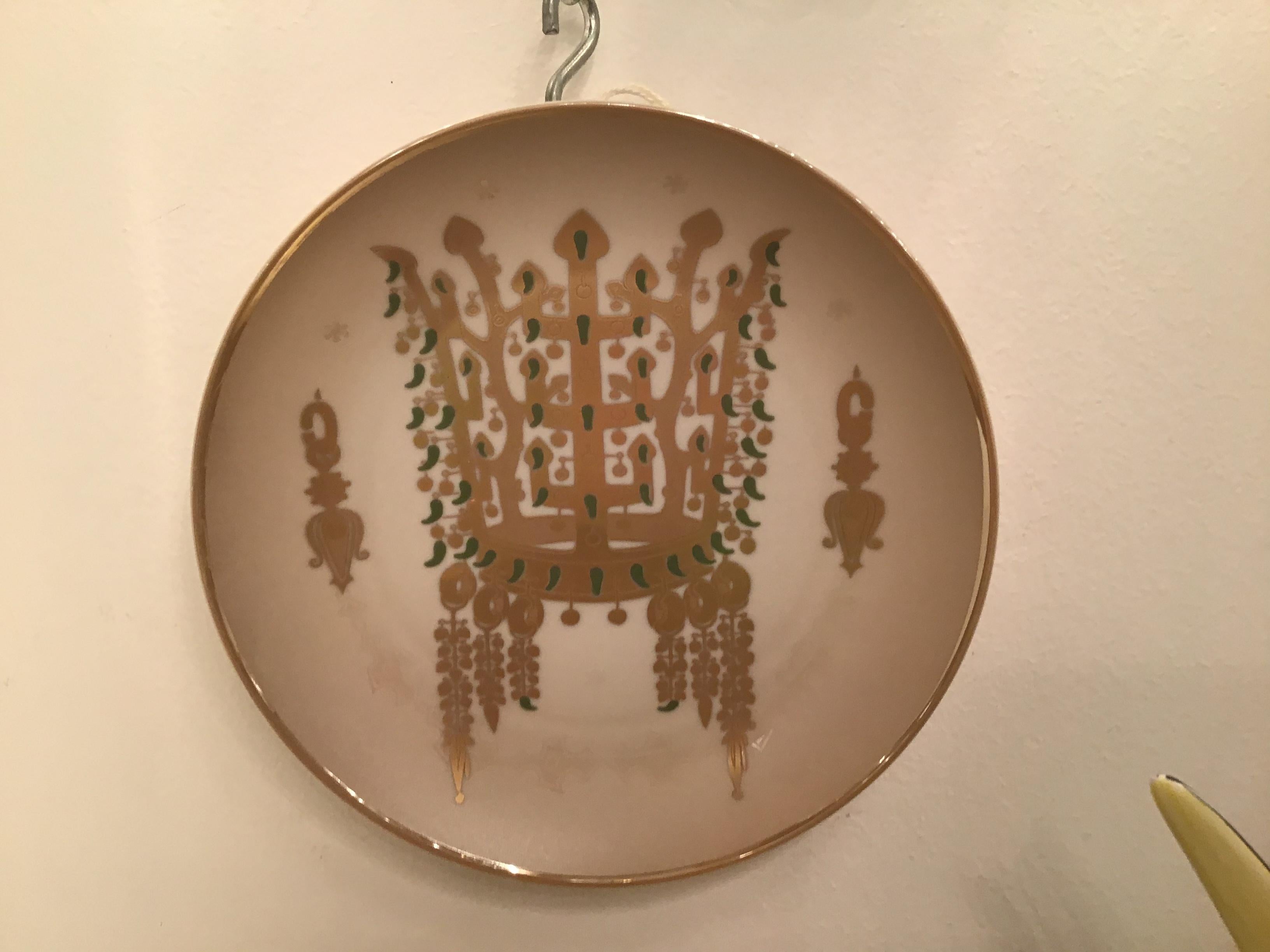 Morbelli Porcelain “Dinastia Silla” Wall Plates Worked with Pure Gold 1960 Italy For Sale 3