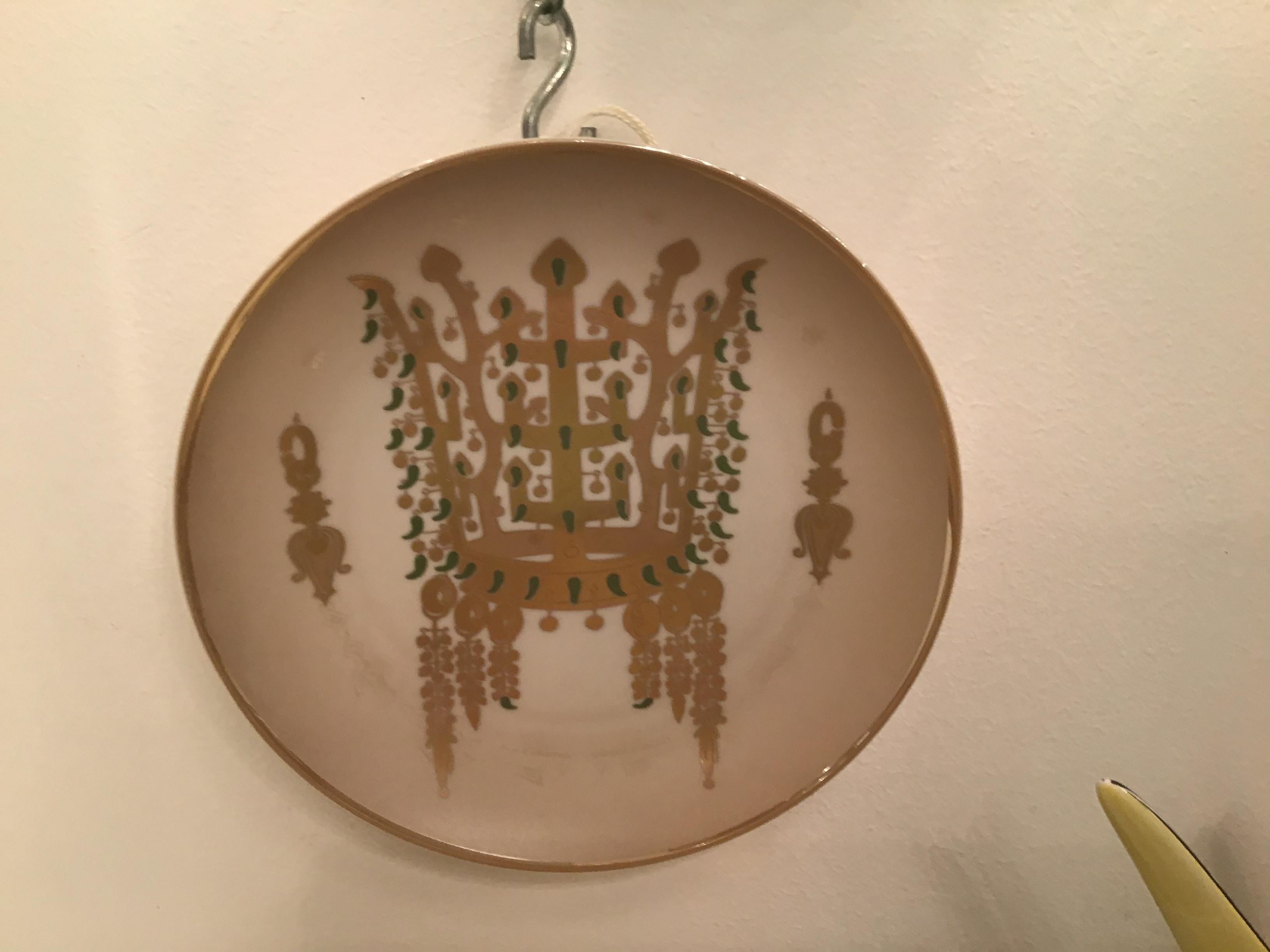 Morbelli Porcelain “Dinastia Silla” Wall Plates Worked with Pure Gold 1960 Italy For Sale 4