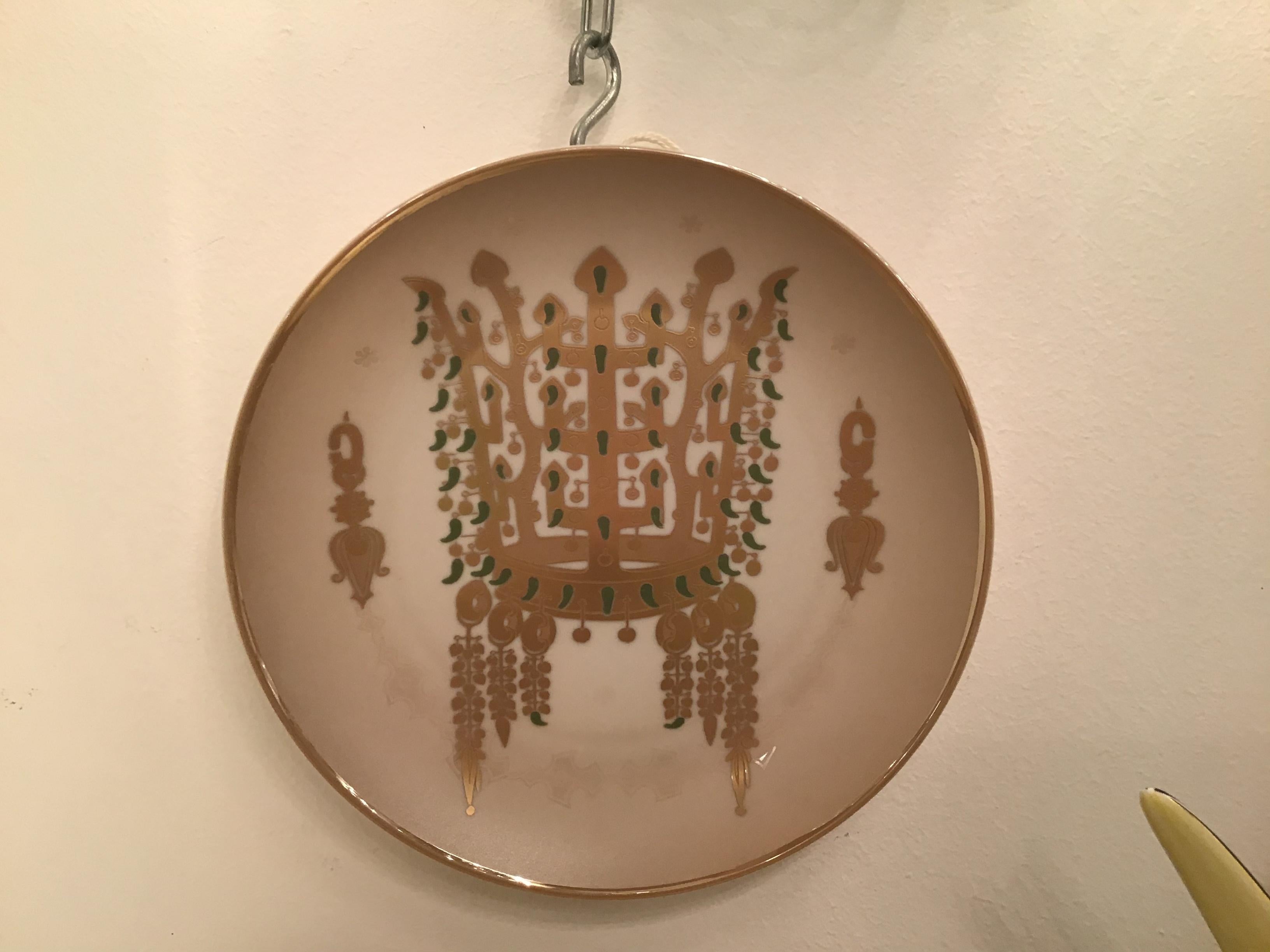 Morbelli Porcelain “Dinastia Silla” Wall Plates Worked with Pure Gold 1960 Italy For Sale 6