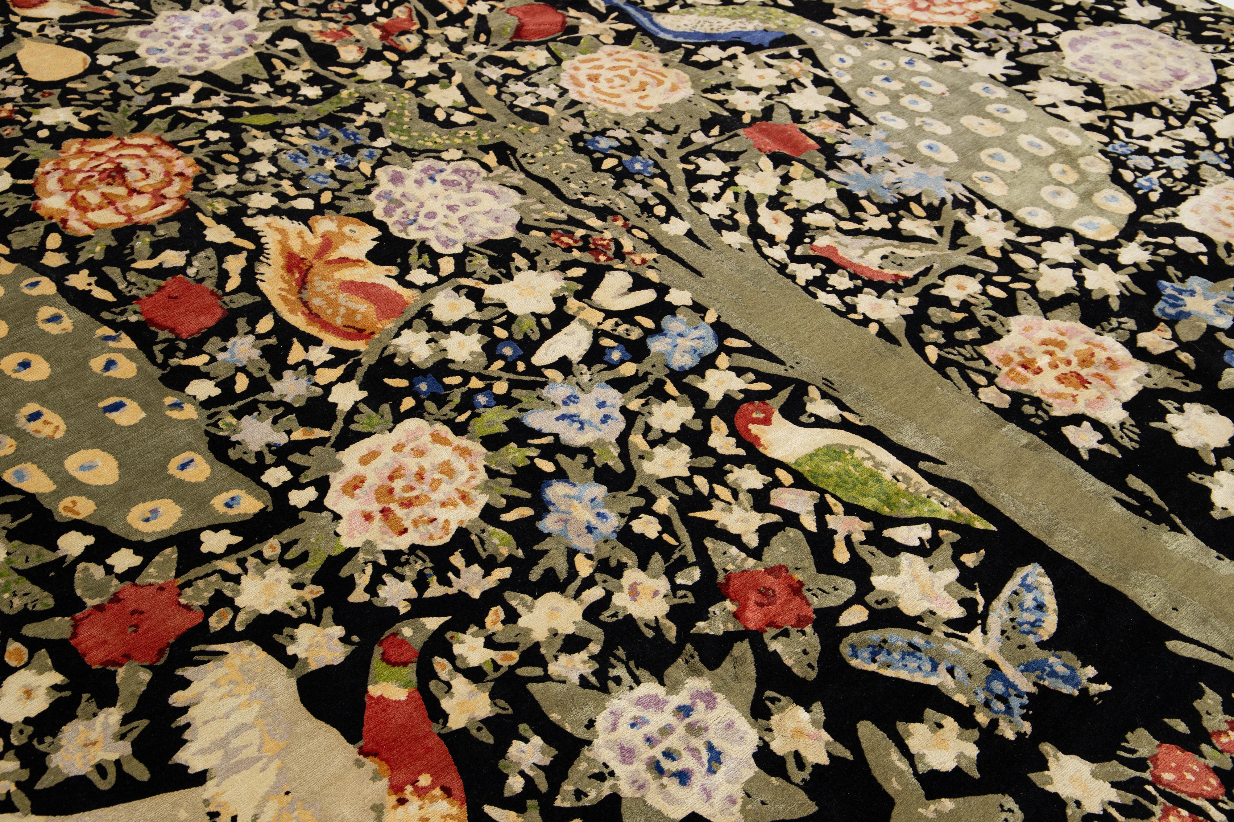 Alfombra negra nepalí de lana y seda con diseño pictórico multicolor. en venta 2